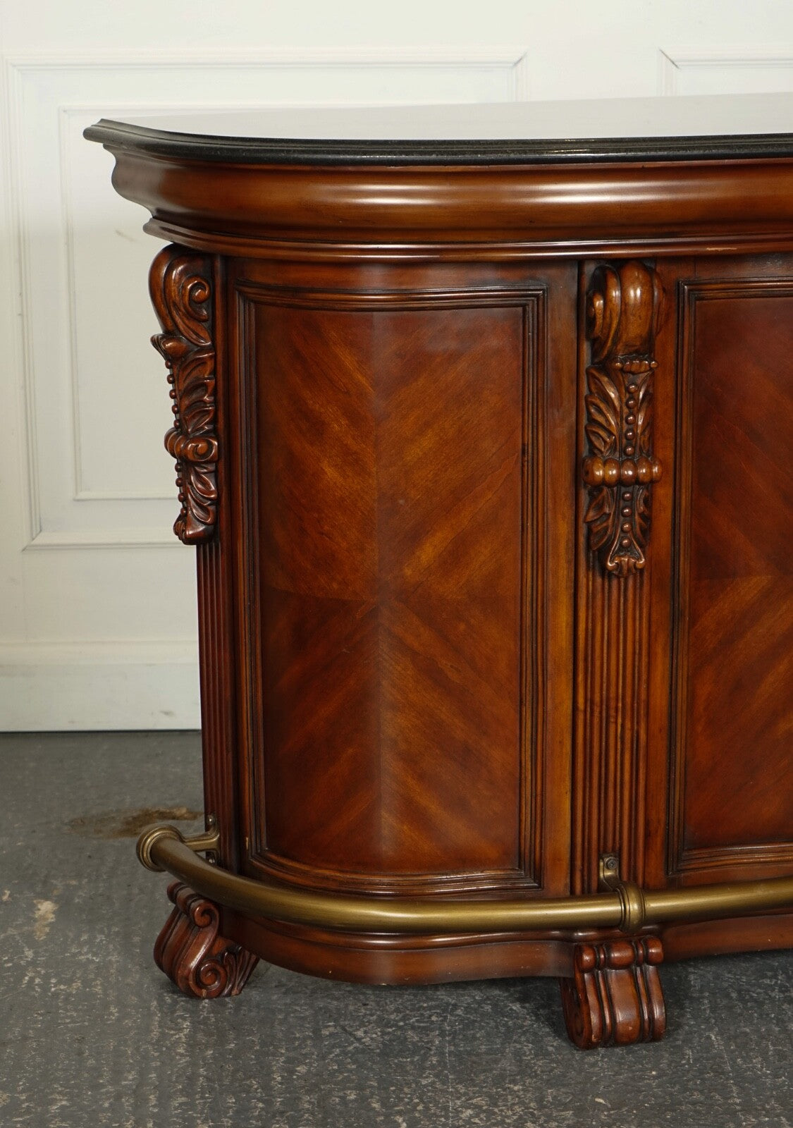 STUNNING HOWARD & MILLER STYLE AMERICAN BAR WITH GRANITE TOP & PAIR OF BARSTOOLS