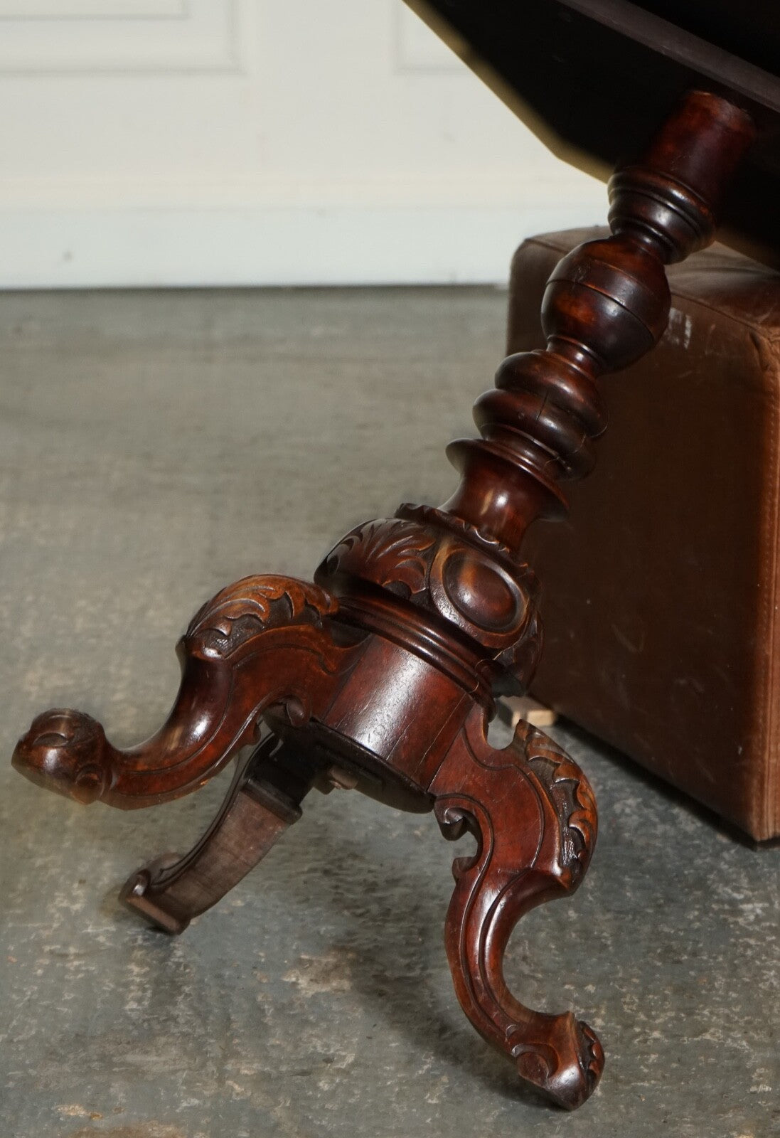 STUNNING ANTIQUE ITALIAN CHESS SIDE END LAMP TABLE WITH CARVED LEGS