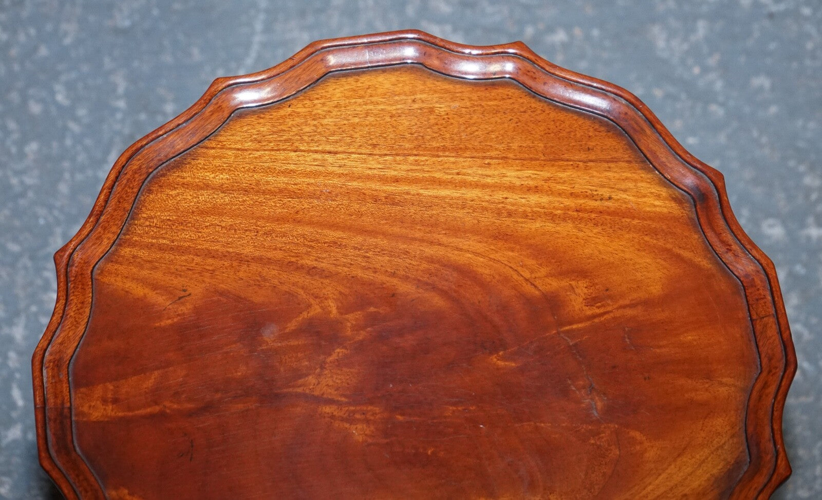 LOVELY VINTAGE WALNUT PIE CRUST LAMP WINE OCCASIONAL TABLE BY CHARLES BARR