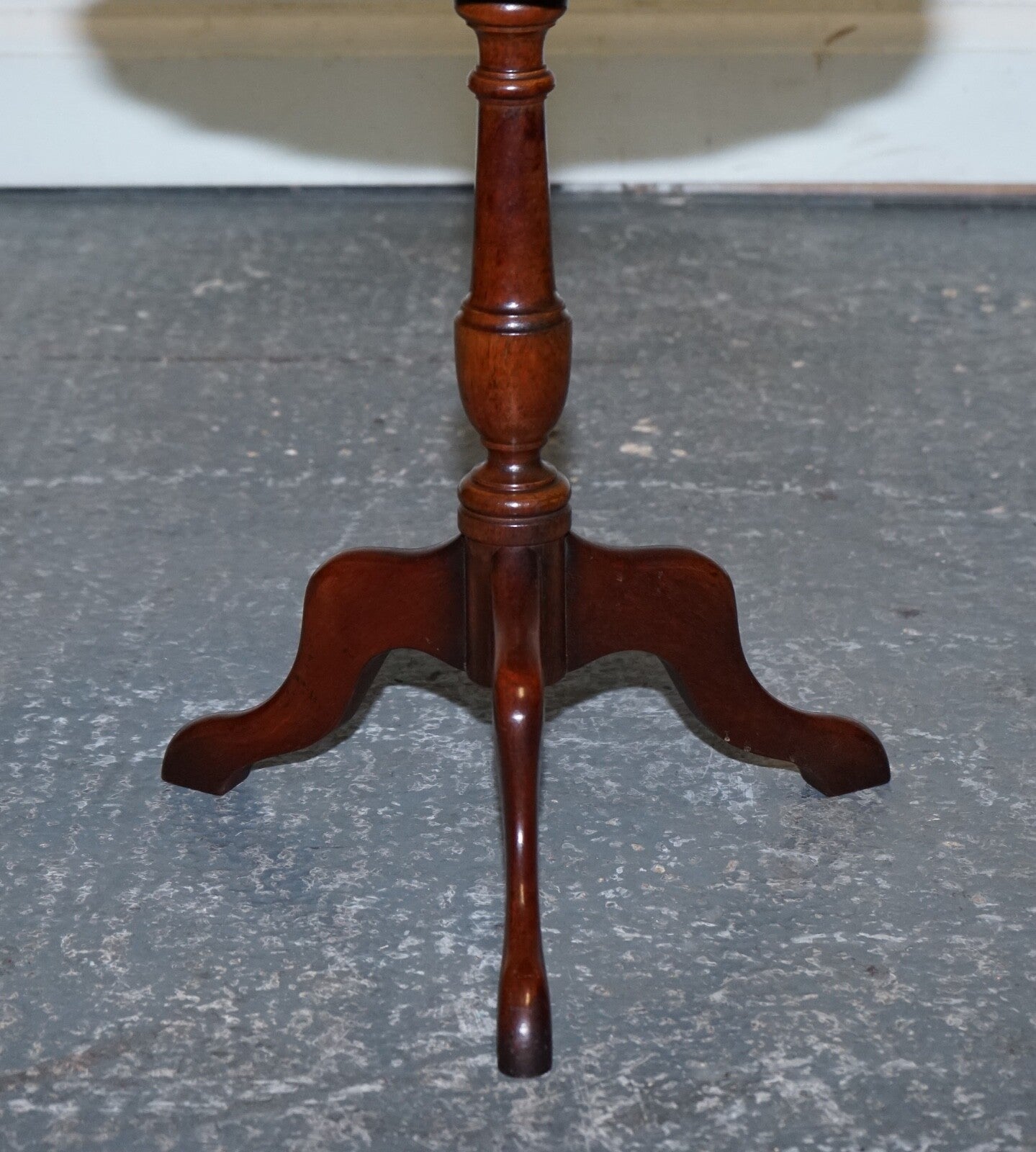 LOVELY VINTAGE WALNUT PIE CRUST LAMP WINE OCCASIONAL TABLE BY CHARLES BARR