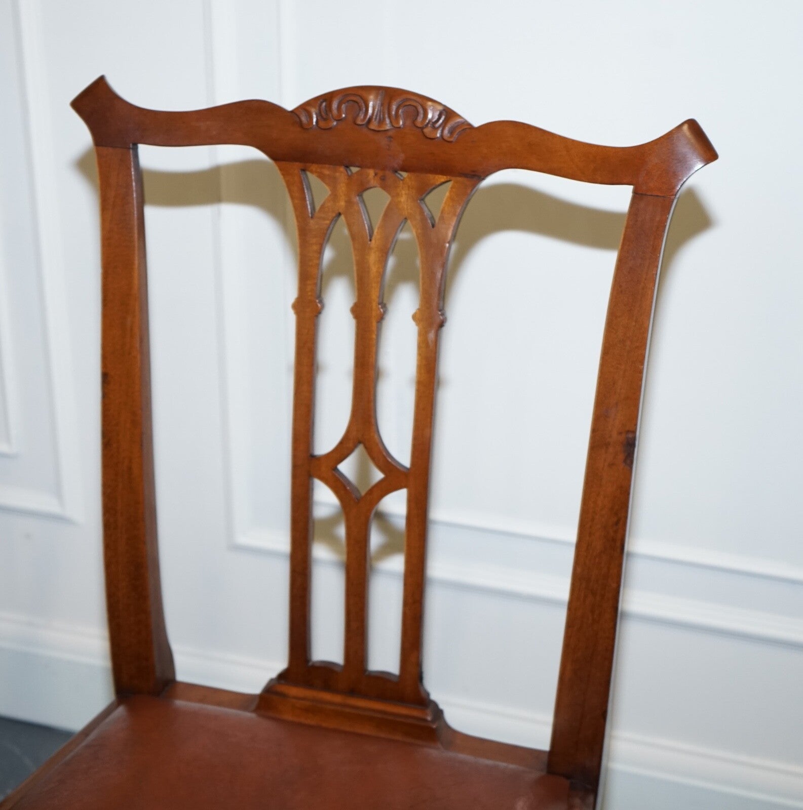 CHIPPENDALE STYLE 5 DINING CHAIRS WITH LEATHER SEATS PERFECT FOR ROUND TABLE