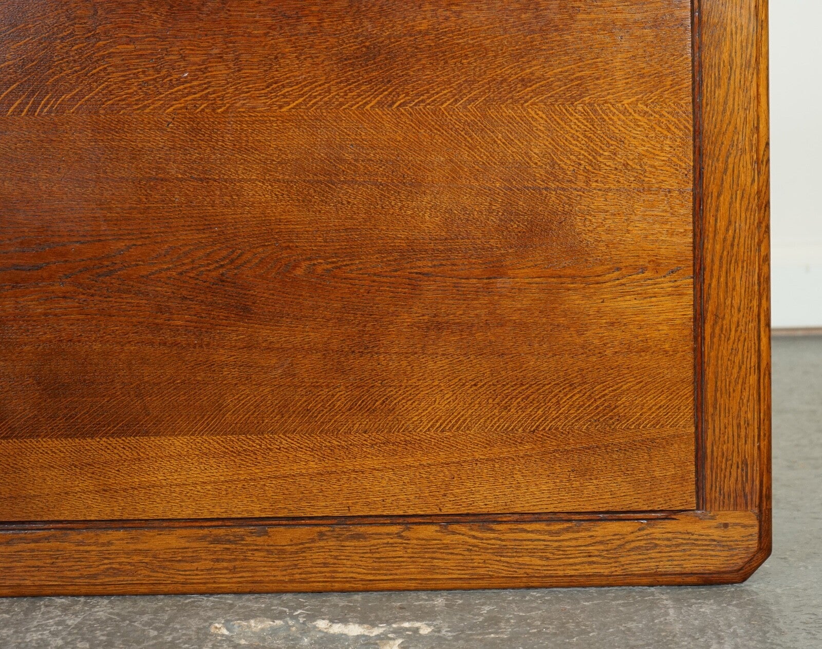 STUNNING LARGE OAK VINTAGE COFFEE TABLE WITH NICE GRAIN OAK TOP AND H FRAME