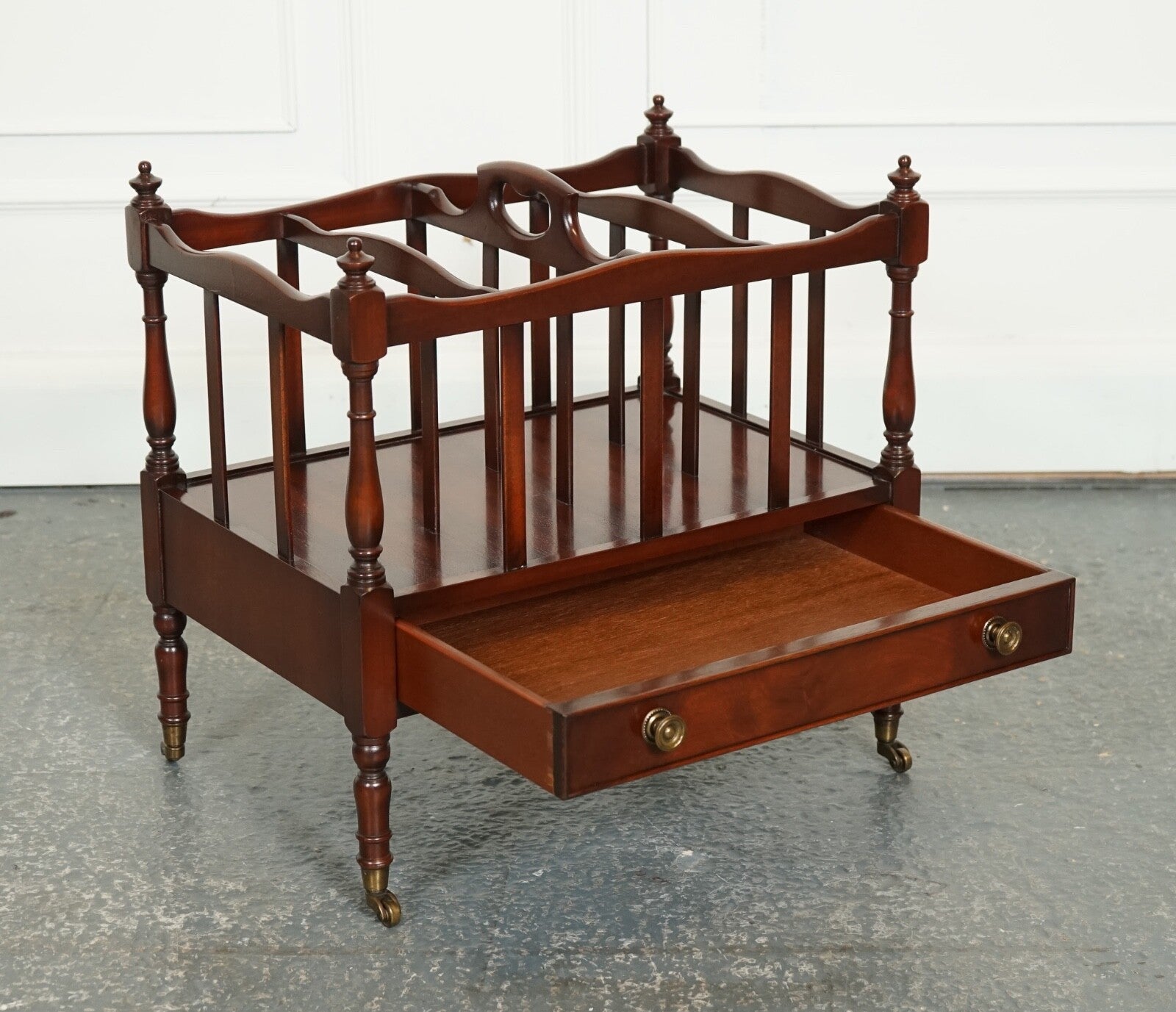 GORGEOUS VINTAGE MAHOGANY CANTERBURY NEWSPAPER RACK J1
