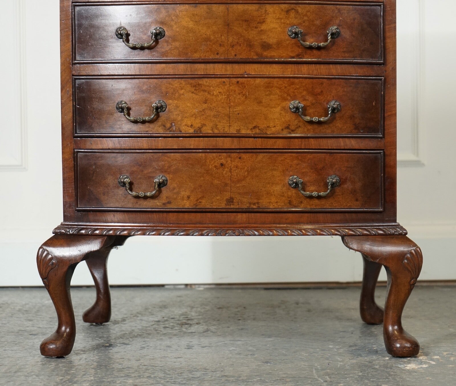 FIGURED VICTORIAN WALNUT BOW FRONTED CHEST OF DRAWERS RAISED ON QUEEN ANNE LEGS