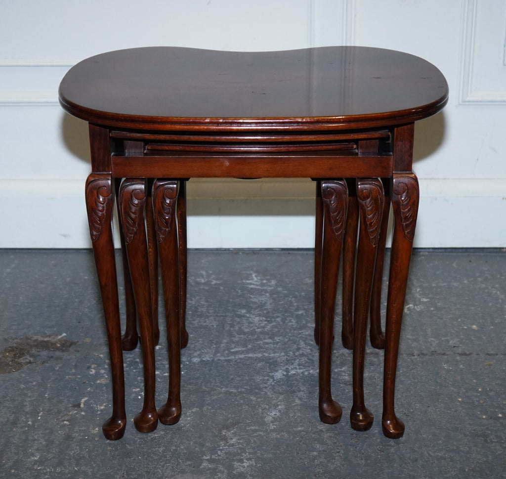 VINTAGE KIDNEY SHAPE FLAMED MAHOGANY NEST OF THREE TABLES QUEEN ANNE LEGS
