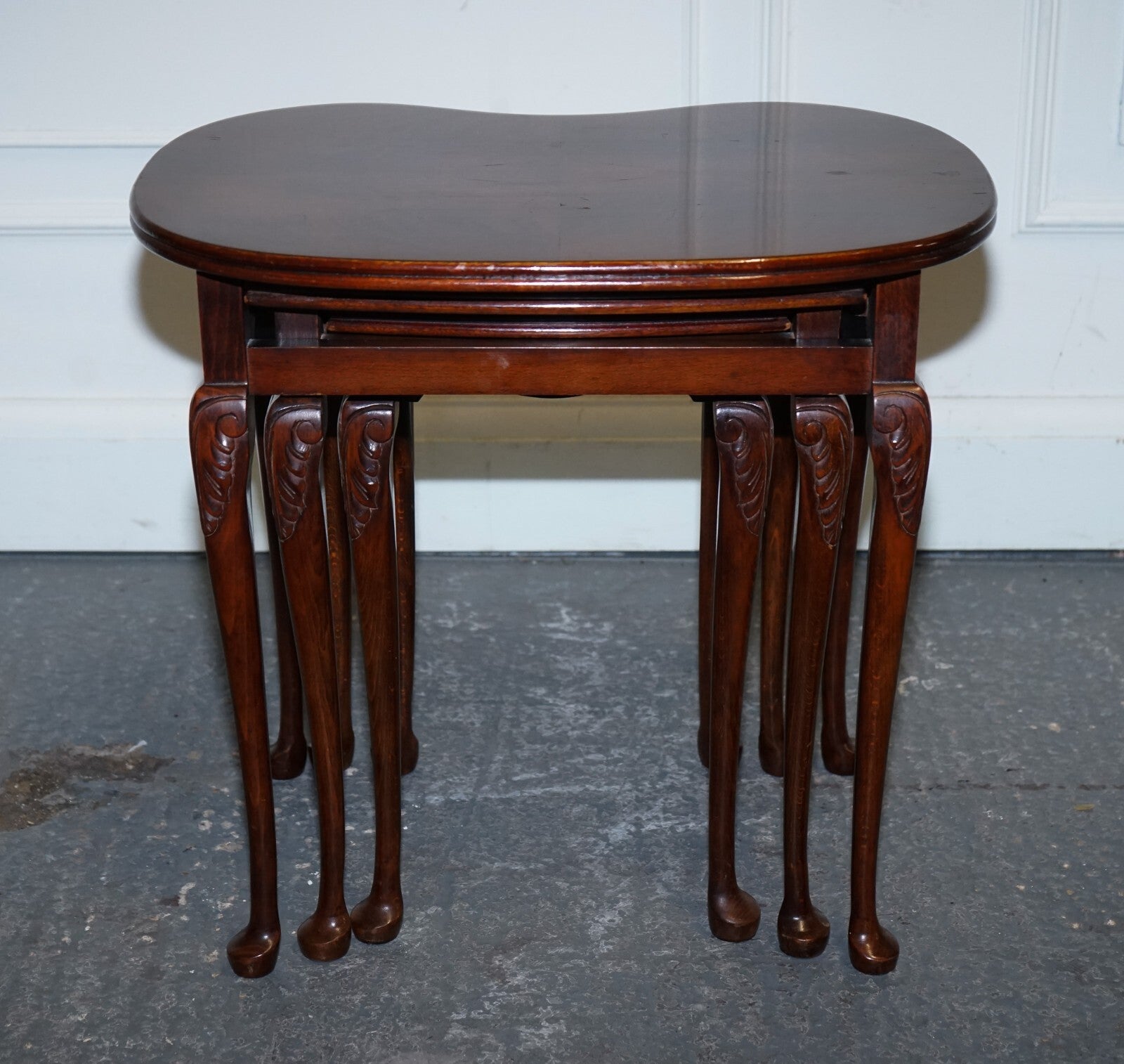 VINTAGE KIDNEY SHAPE FLAMED MAHOGANY NEST OF THREE TABLES QUEEN ANNE LEGS
