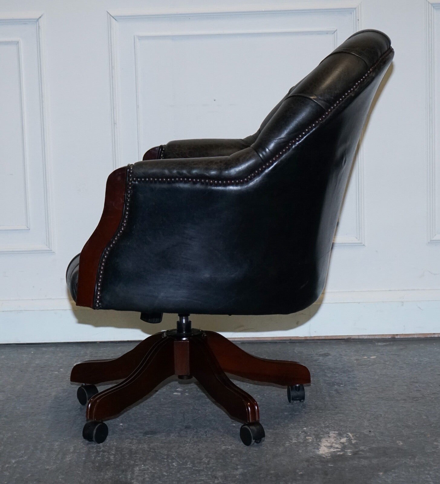 VINTAGE CHESTERFIELD DARK AGED GREY LEATHER DIRECTORS SWIFEL CAPTAINS CHAIR
