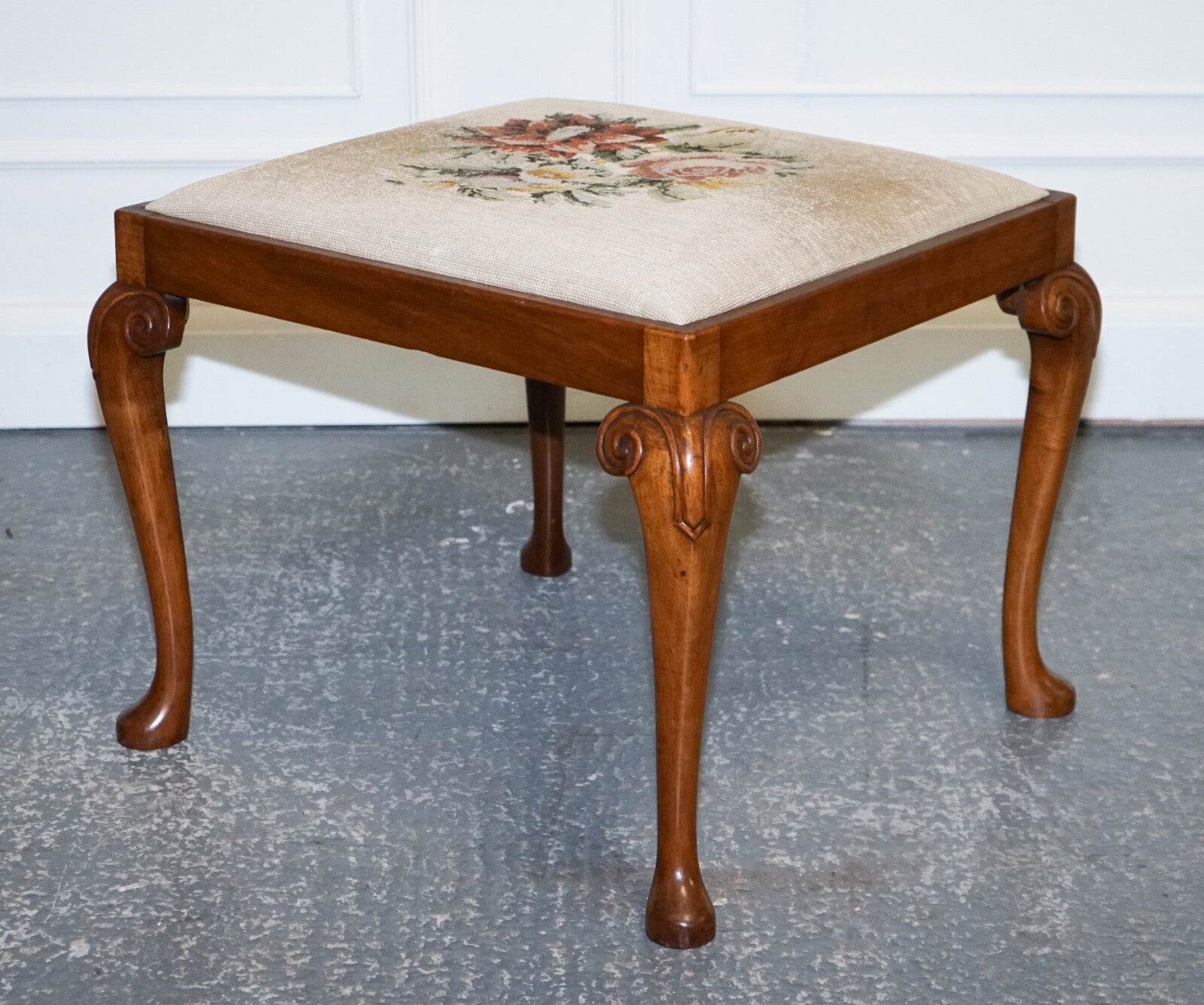 LOVELY DECORATIVE VICTORIAN HAND CARVED QUEEN ANNE LEGS PIANO STOOL