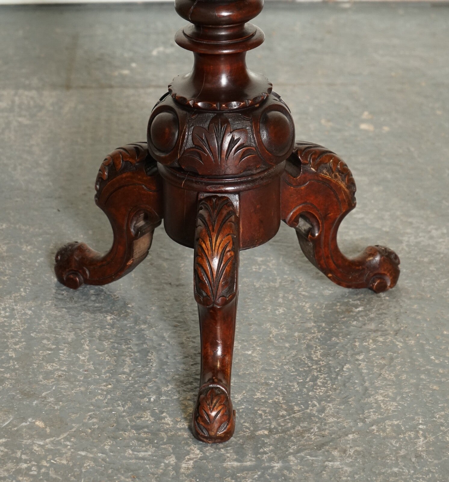 STUNNING ANTIQUE ITALIAN CHESS SIDE END LAMP TABLE WITH CARVED LEGS