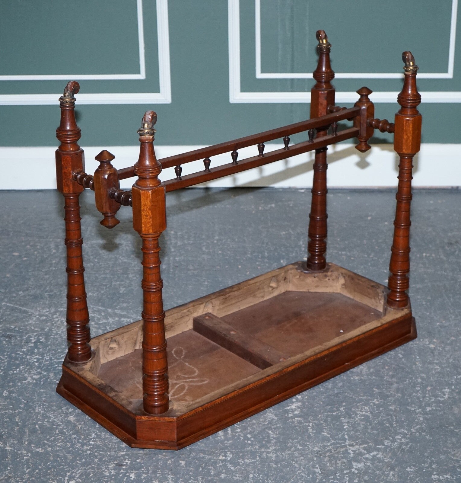 RESTORED VICTORiAN CARVED WALNUT WHATNOT CONSOLE TABLE