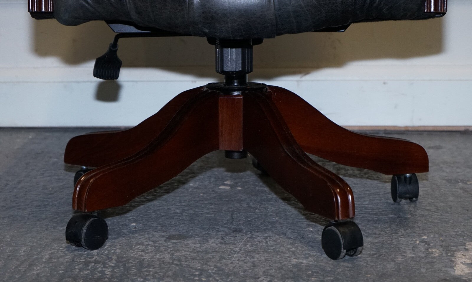 VINTAGE CHESTERFIELD DARK AGED GREY LEATHER DIRECTORS SWIFEL CAPTAINS CHAIR