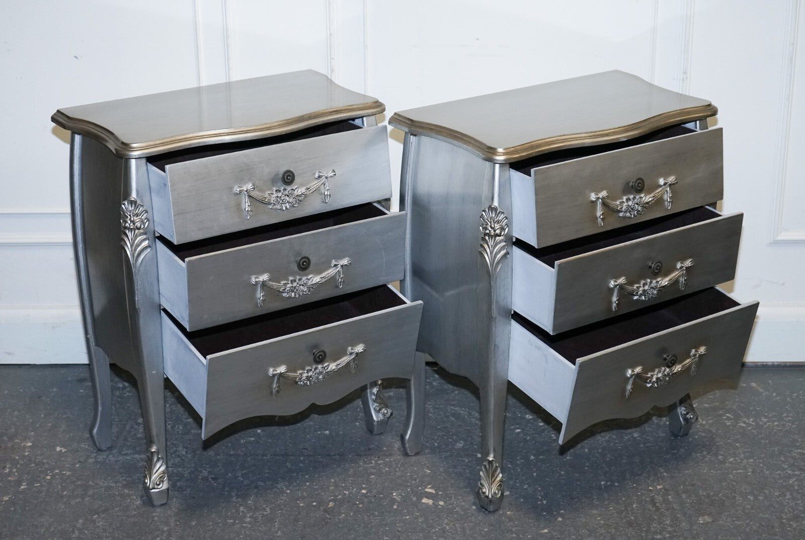 LOVELY FRENCH GREY SILVER BAROQUE STYLE 3 DRAWER BEDSIDE TABLES CHEST OF DRAWERS