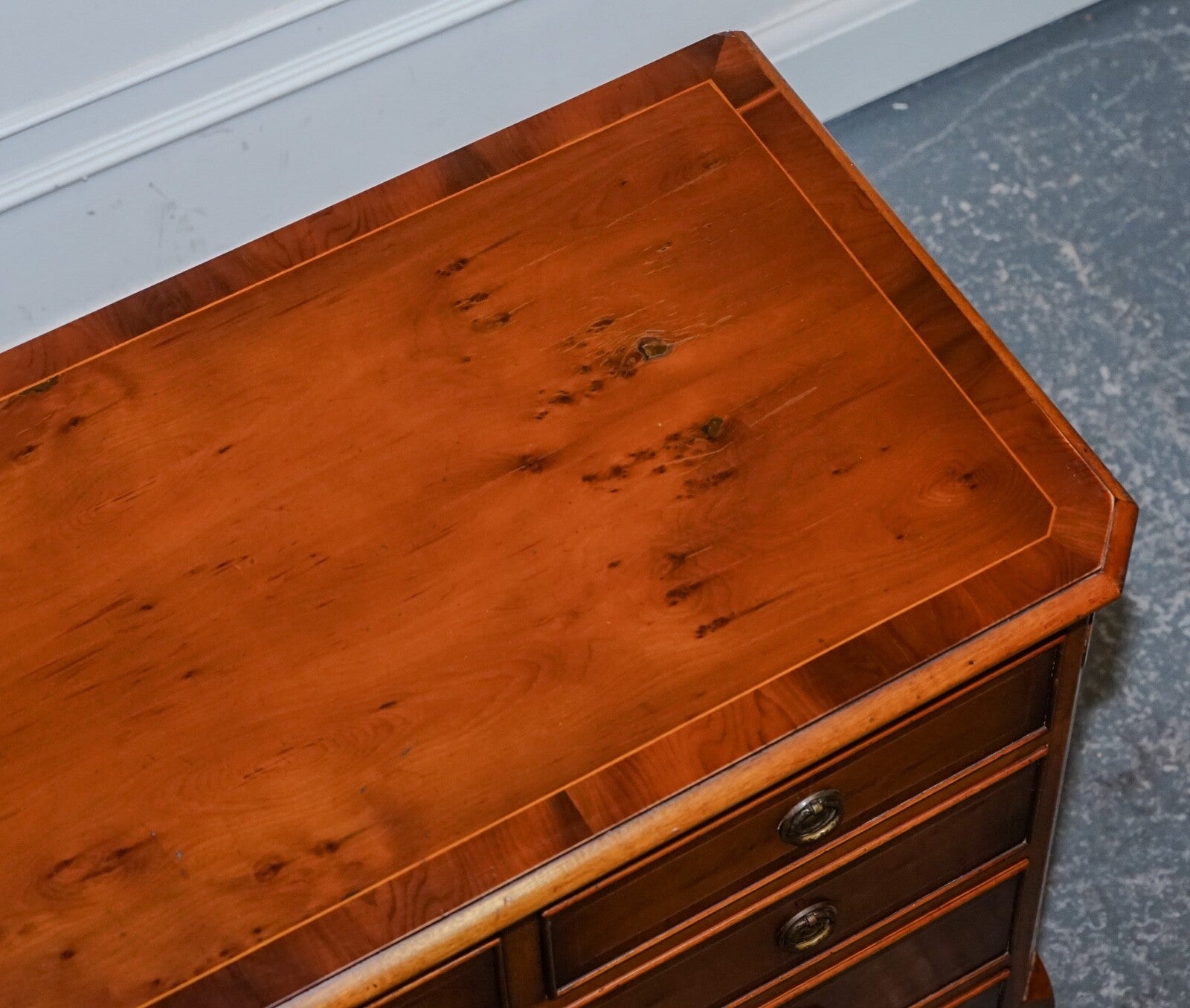 GEORGIAN STYLE H.G. HUDSON BURR WALNUT SIDEBOARD BANK OF DRAWERS QUALITY MADE