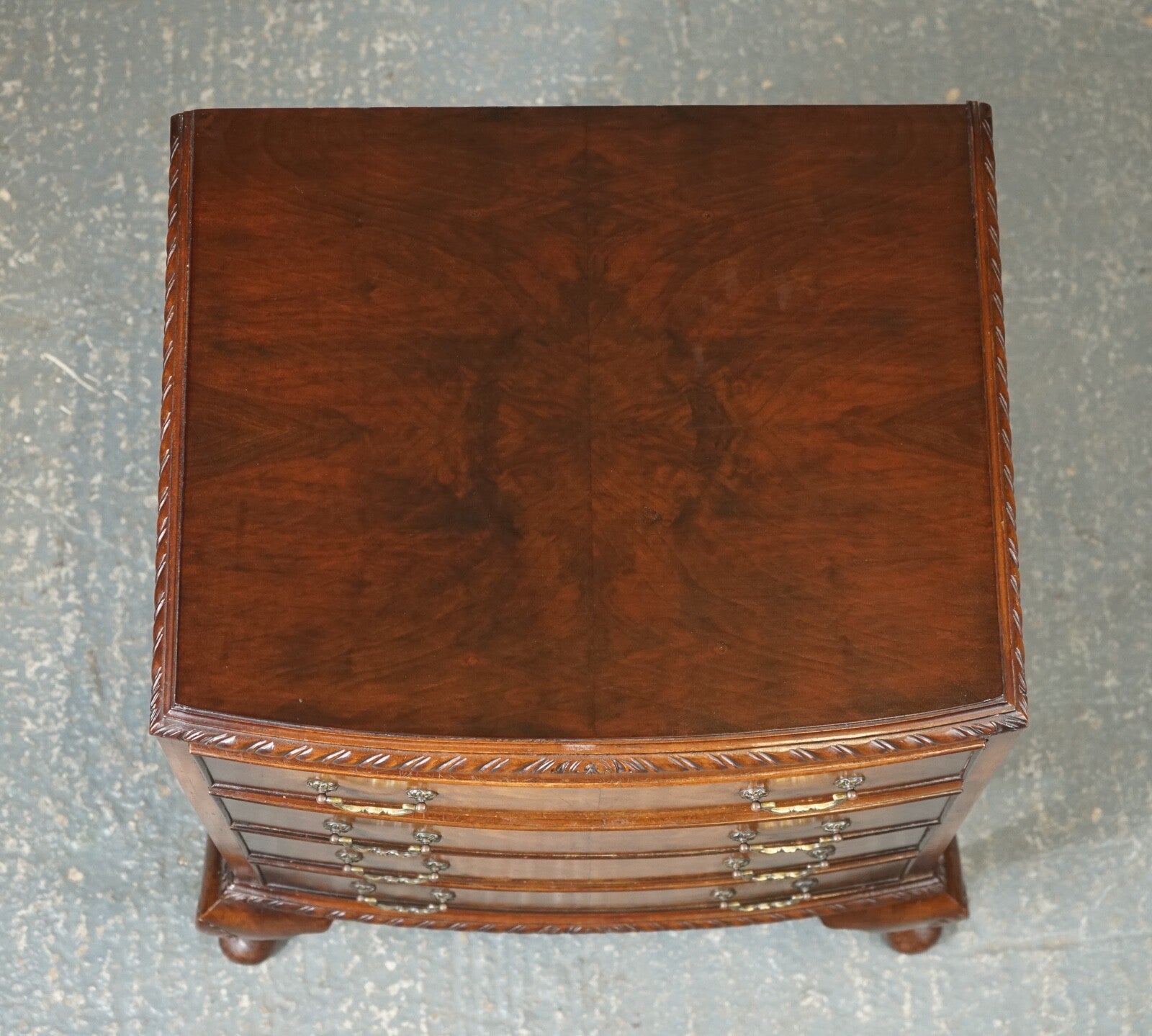 FIGURED VICTORIAN WALNUT BOW FRONTED CHEST OF DRAWERS RAISED ON QUEEN ANNE LEGS
