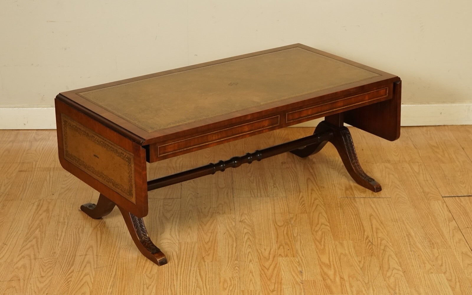 VINTAGE BEVAN FUNNELL EXTENDING MAHOGANY COFFEE TABLE WITH LEATHER TOP