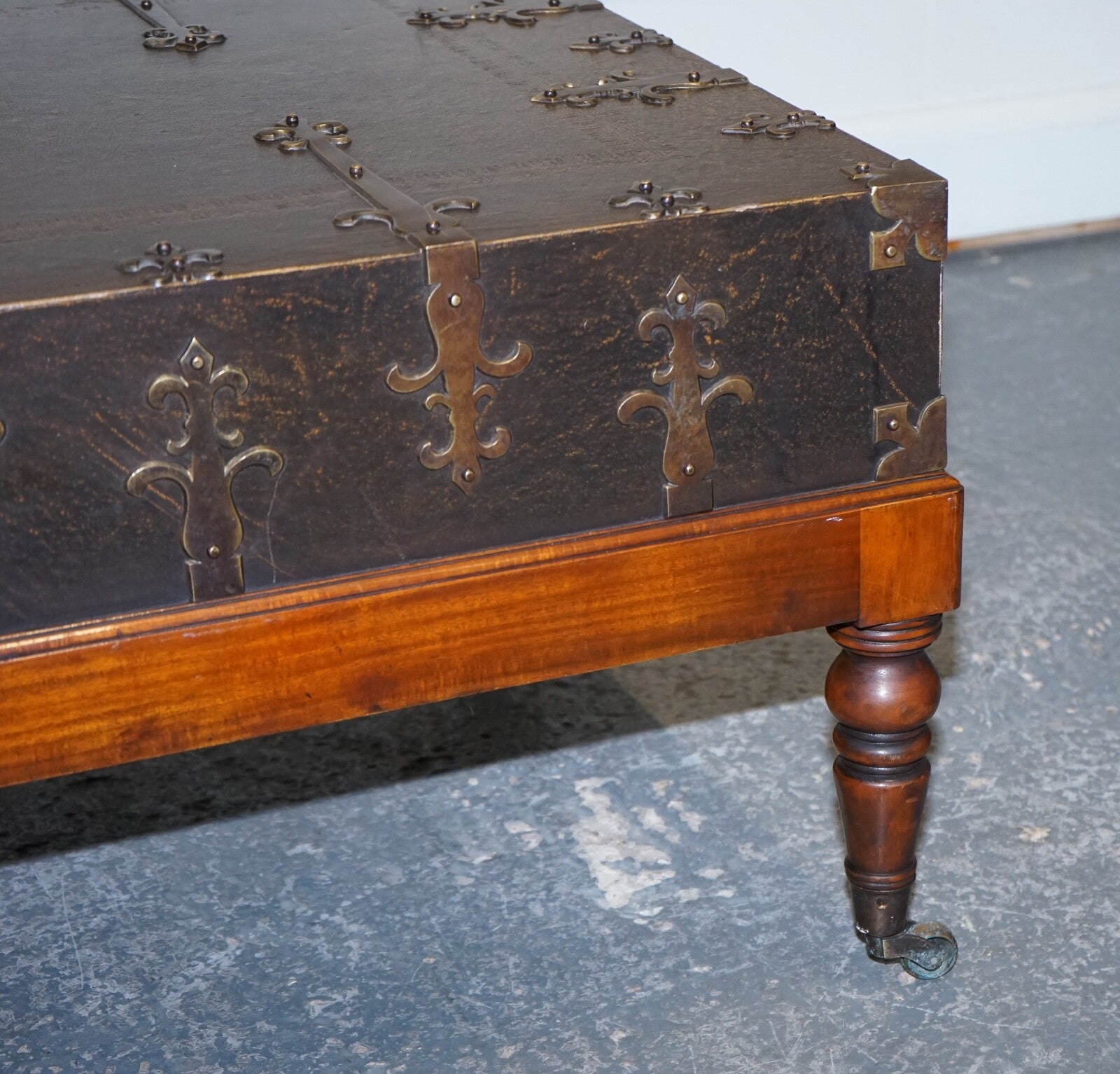 THEODORE ALEXANDER EXQUISITE LARGE COFFEE TABLE DRAWERS ON BOTH SIDES