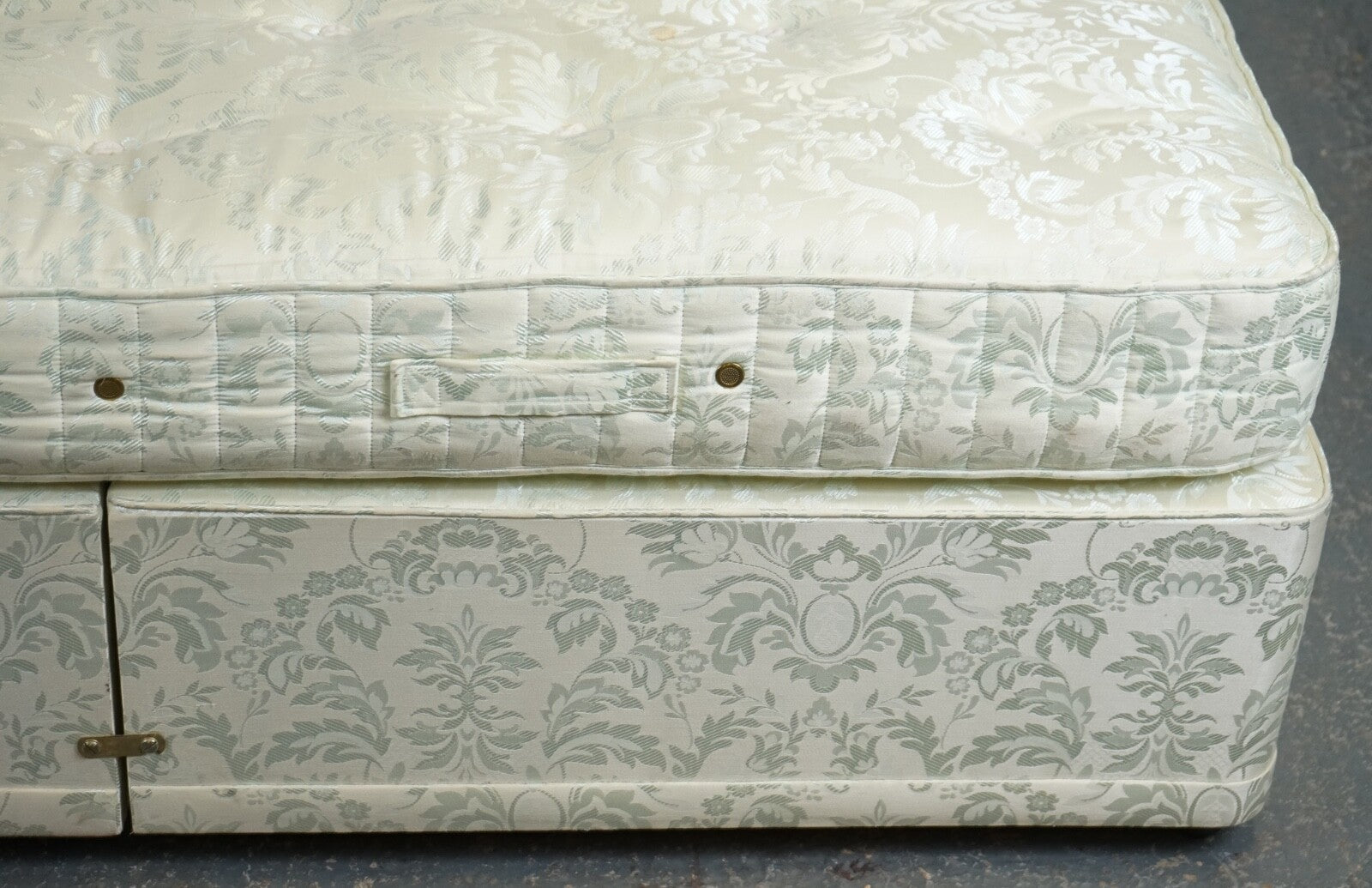 STAPLES & CO DOUBLE DIVAN & MATTRESS BED