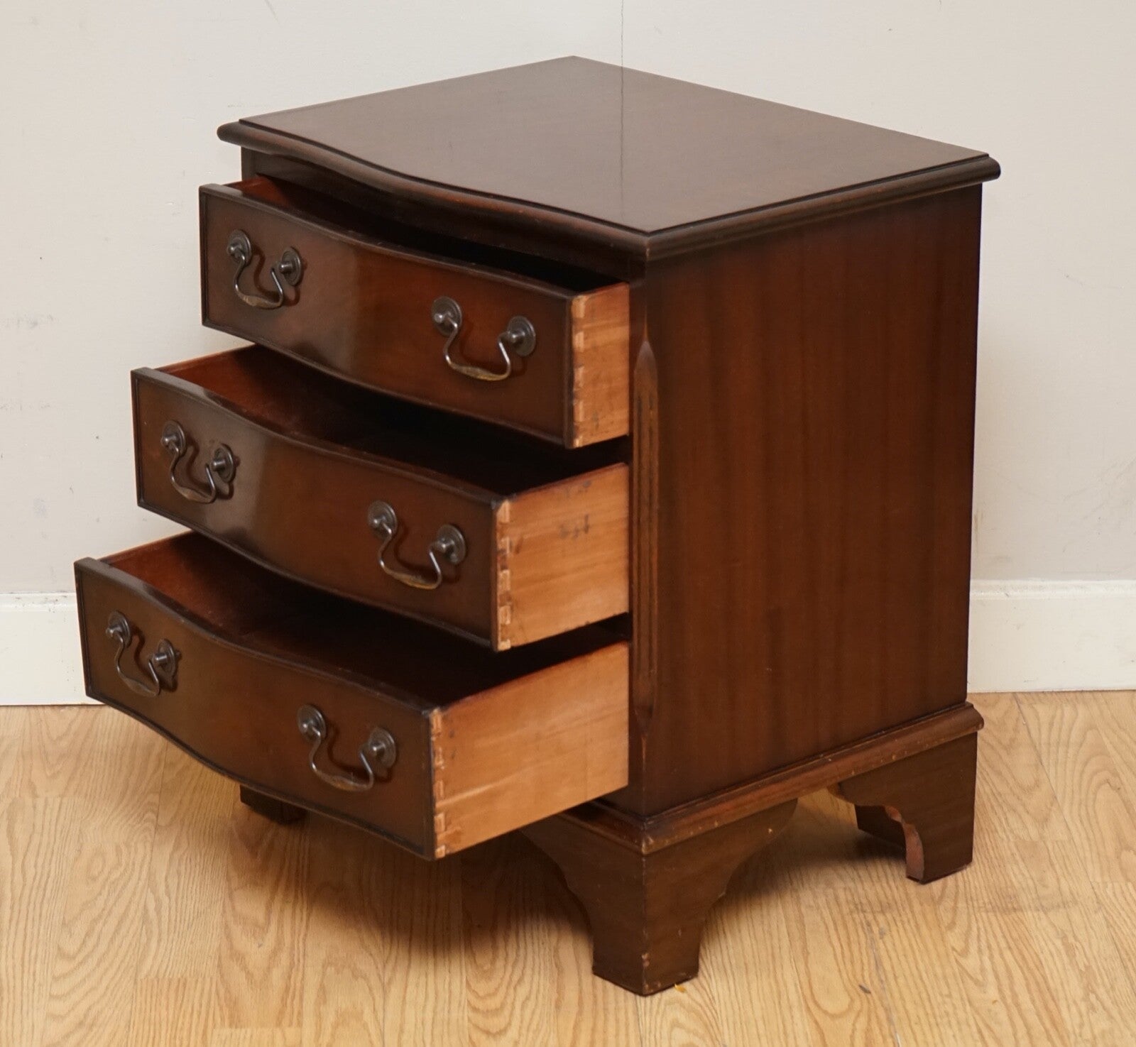 GEORGIAN STYLE MAHOGANY FLAME MAHOGANY CHEST OF DRAWERS