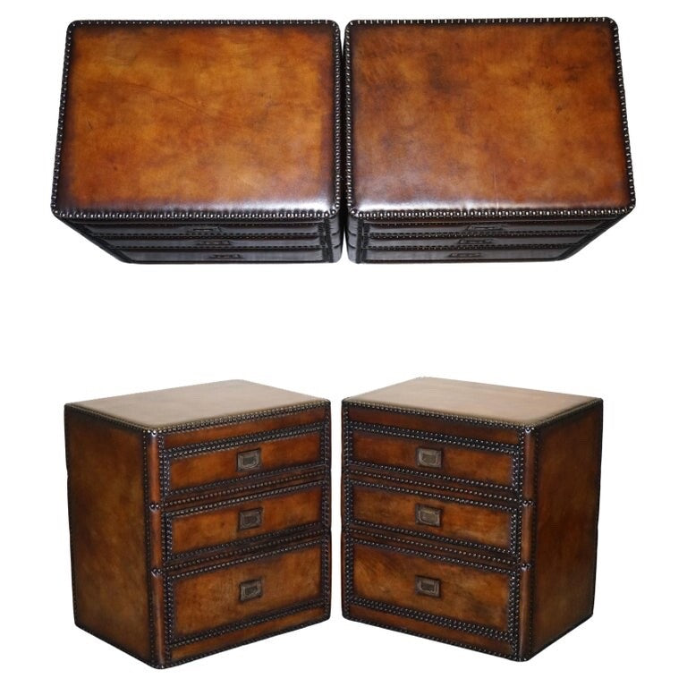 LUXURY PAIR OF RESTORED HAND DYED LEATHER MILITARY CAMPAIGN BEDSIDE NIGHTSTANDS