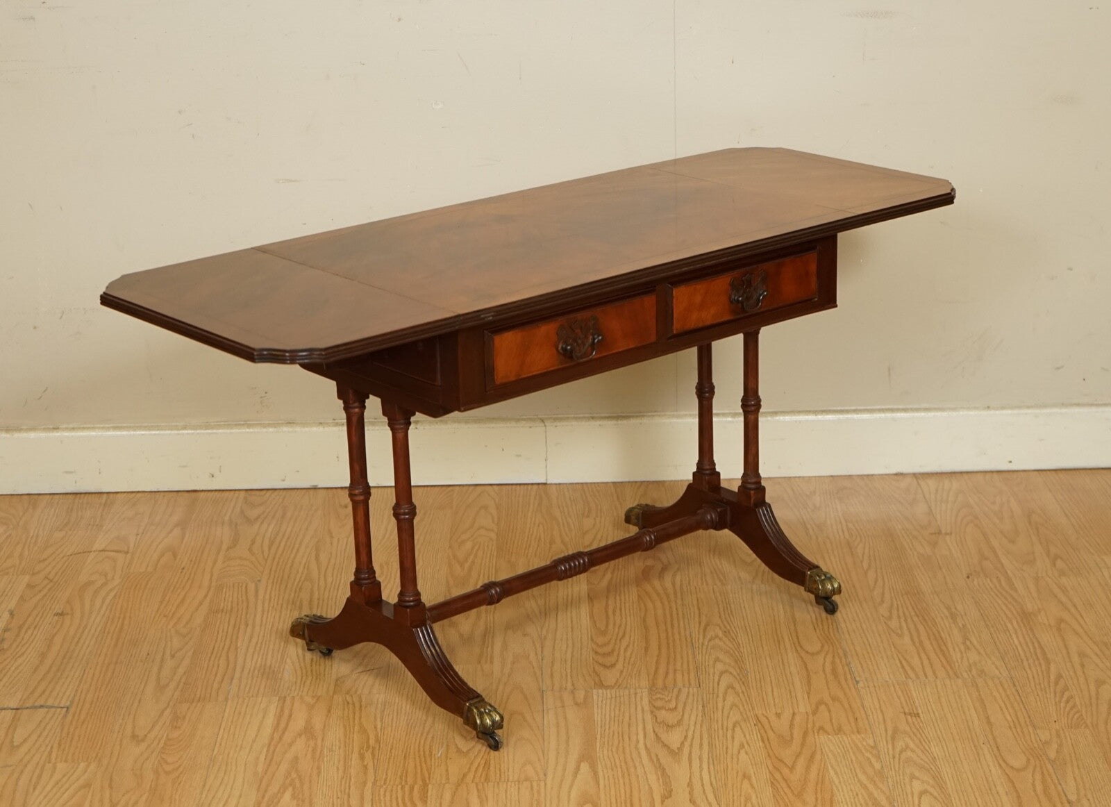 LOVELY VINTAGE FLAMED MAHOGANY EXTENDING DROP LEAF SIDE END TABLE