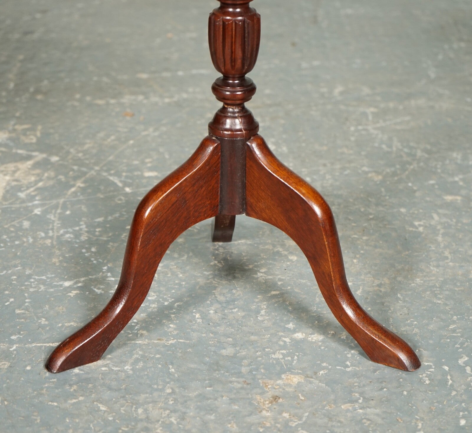 VINTAGE GREEN LEATHER TOP PLANT WINE SIDE STAND ON TRIPOD FEET