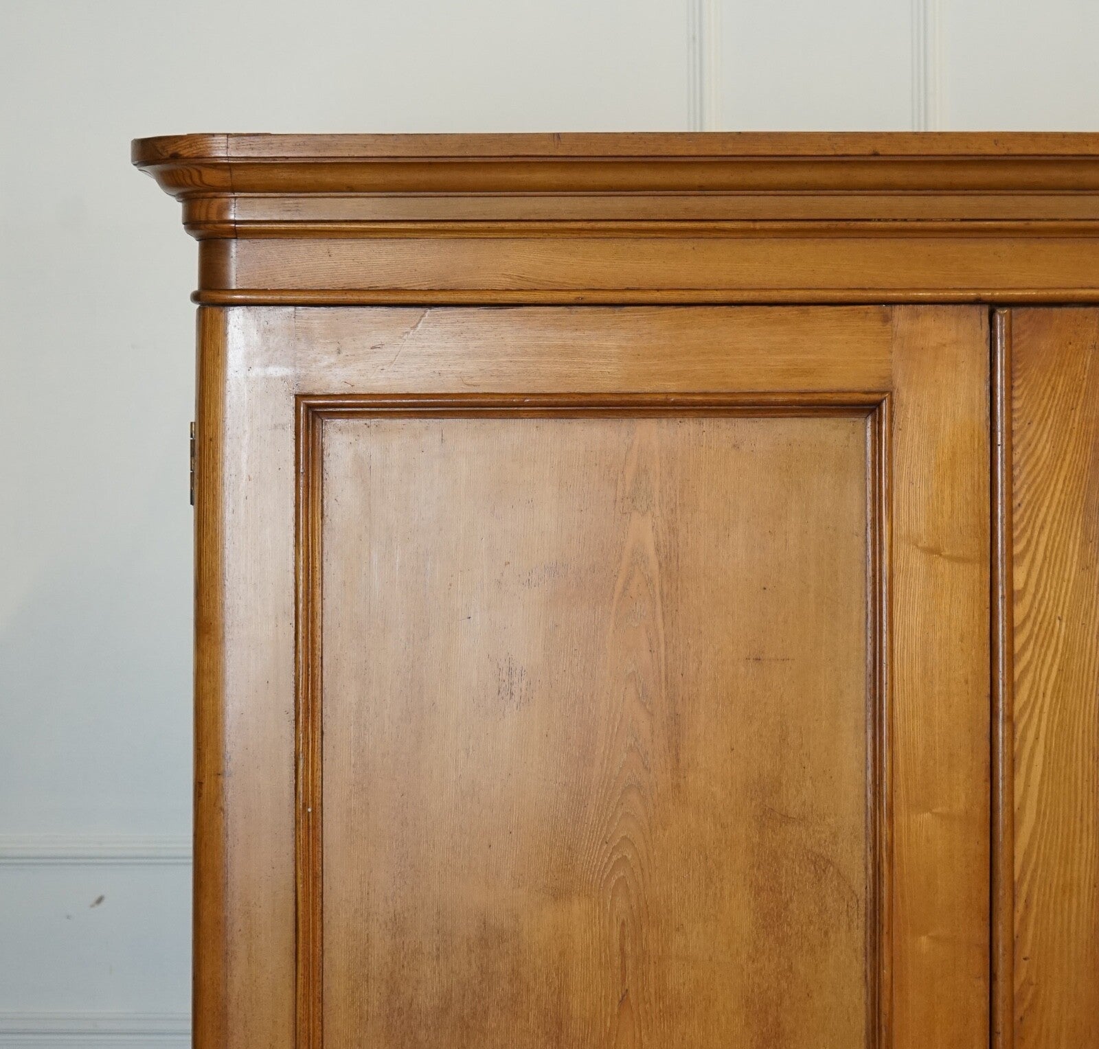 LATE ANTIQUE VICTORIAN OAK TRIPLE WARDROBE MADE BY MARSH JONES & CRIBB CIRCA1890