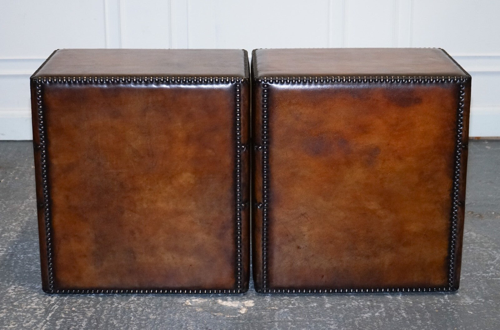 LUXURY PAIR OF RESTORED HAND DYED LEATHER MILITARY CAMPAIGN BEDSIDE NIGHTSTANDS