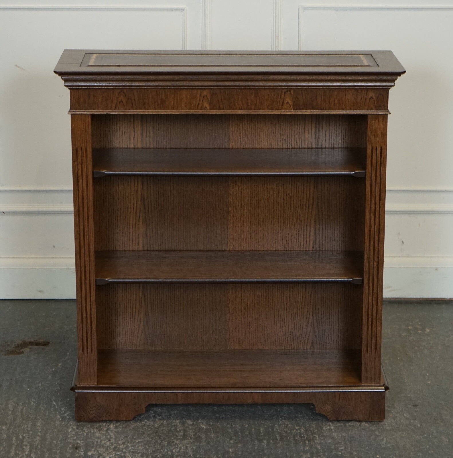 VINTAGE OAK OPEN BOOKCASE ADJUSTABLE SHELVES BROWN LEATHER TOP PART OF SUITE