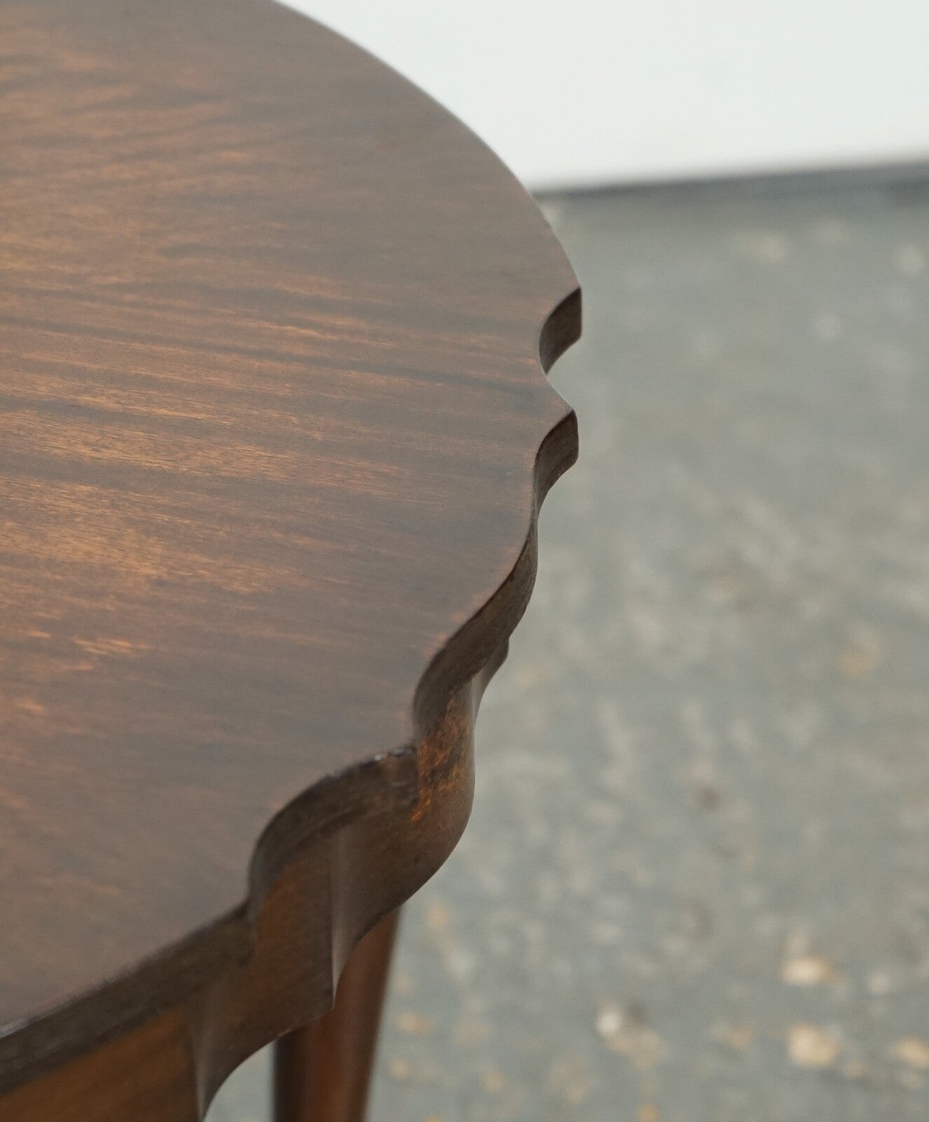 LOVELY SMALL PIE CRUST SHAPED EDGES HARDWOOD SIDE TABLE J1