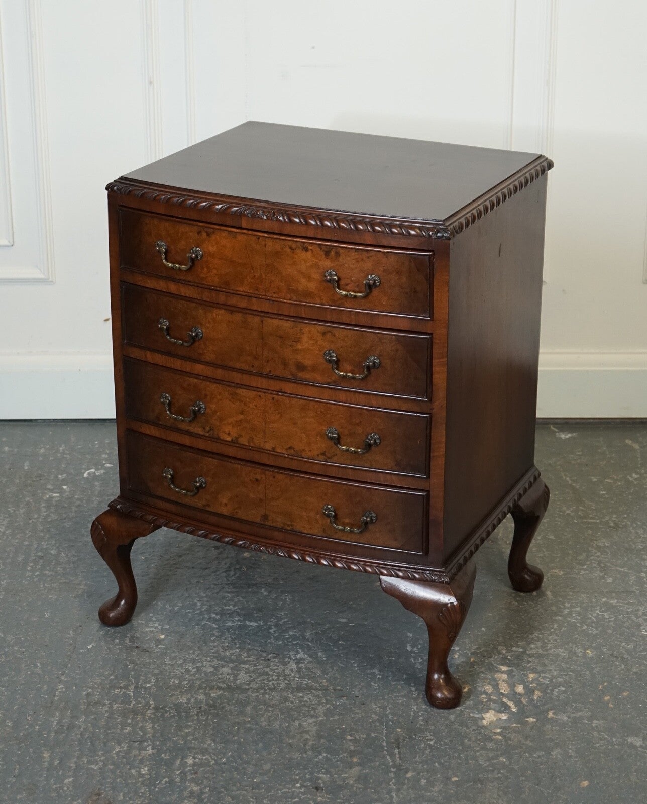 FIGURED VICTORIAN WALNUT BOW FRONTED CHEST OF DRAWERS RAISED ON QUEEN ANNE LEGS
