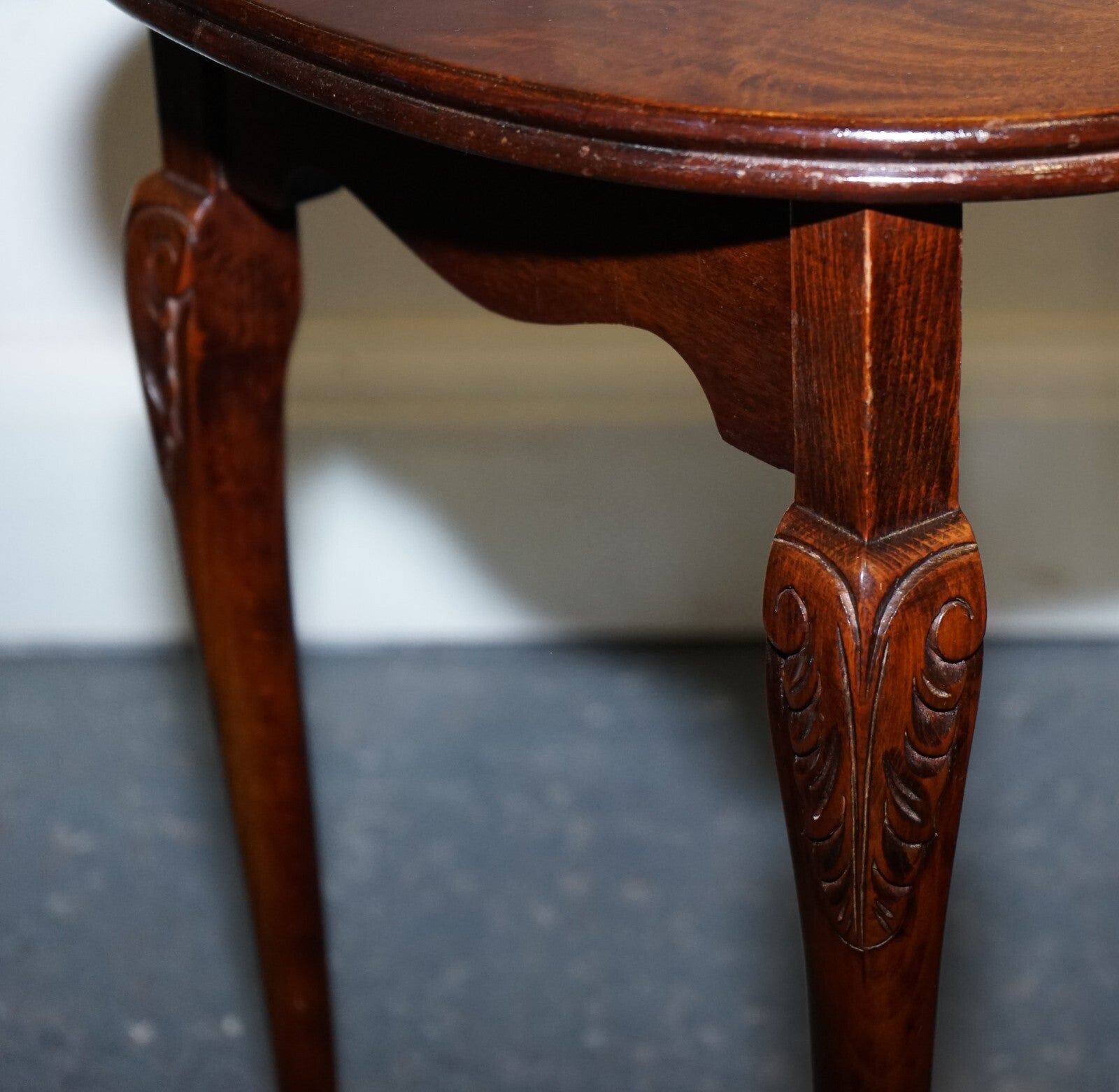 VINTAGE KIDNEY SHAPE FLAMED MAHOGANY NEST OF THREE TABLES QUEEN ANNE LEGS