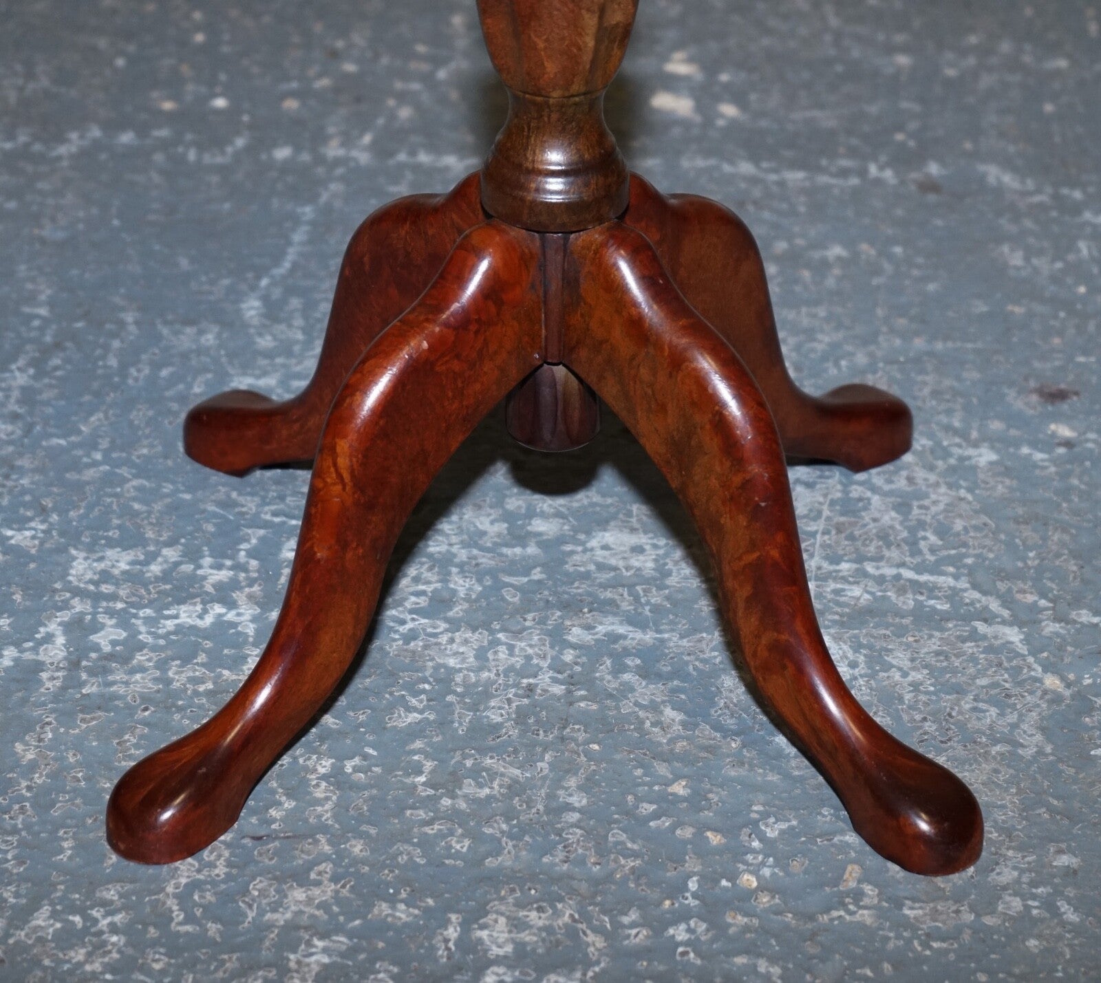 VINTAGE BURGUNDY LEATHER GOLD EMBOSSED SIDE END WINE LAMP OCCASIONAL TABLE