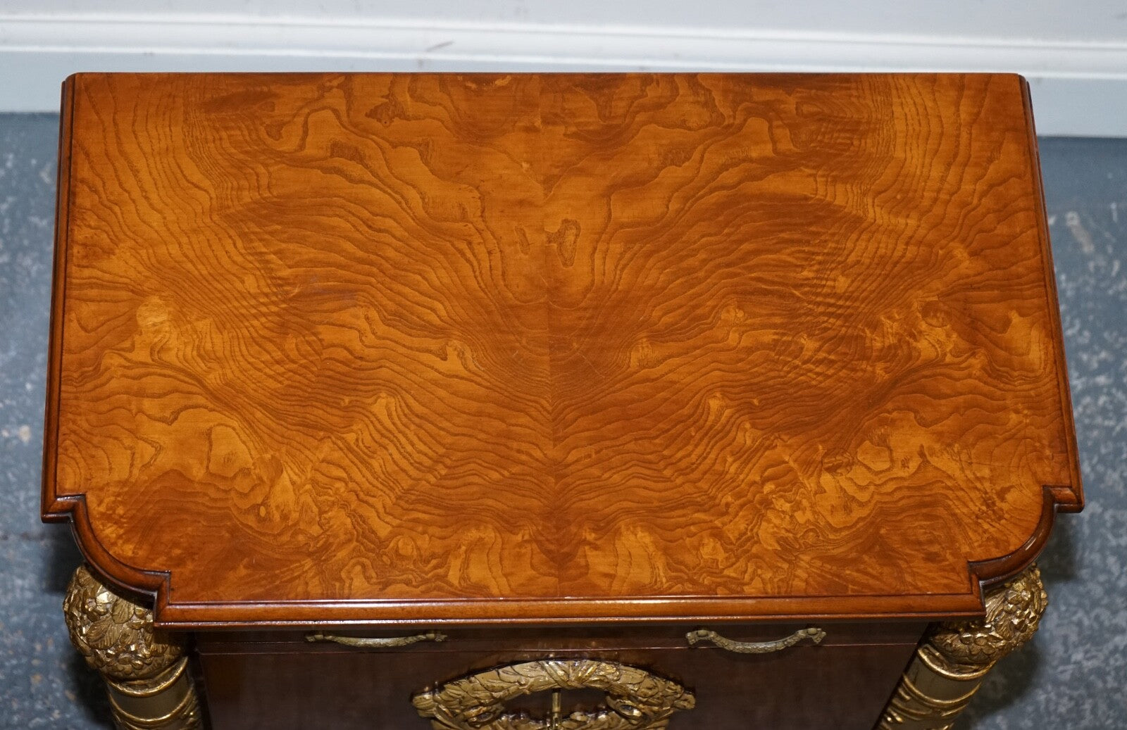 STUNNING PAIR FRENCH EMPIRE STYLE GOLD DETAILED BURR WALNUT BEDSIDES NIGHTSTANDS