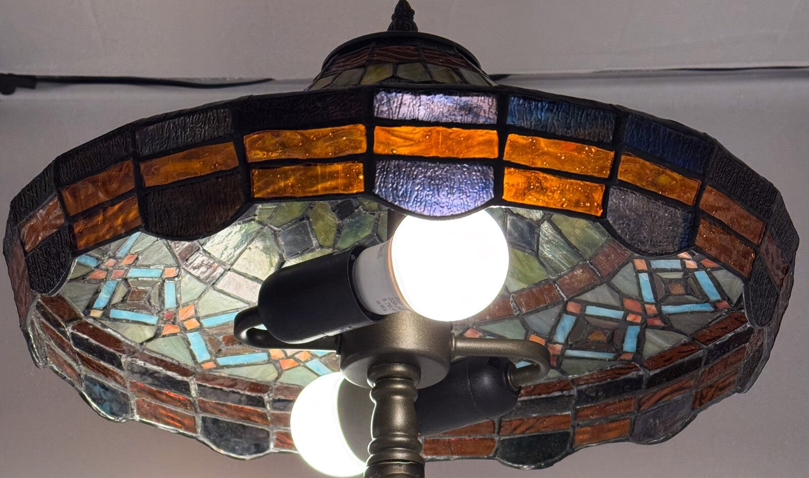 BEAUTIFUL VINTAGE TIFFANY STYLE STAINED GLASS GEOMETRY LAMP