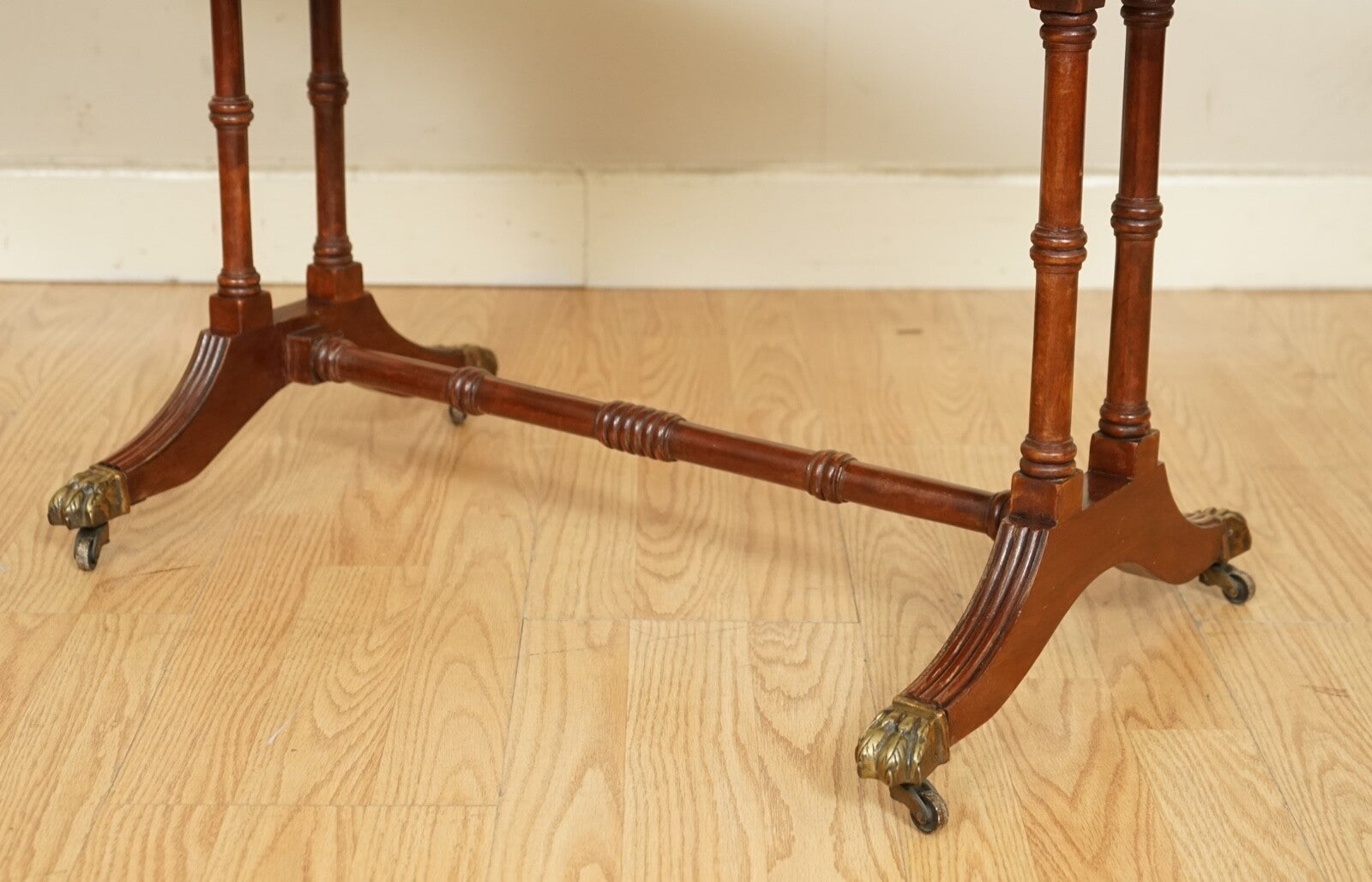LOVELY VINTAGE FLAMED MAHOGANY EXTENDING DROP LEAF SIDE END TABLE