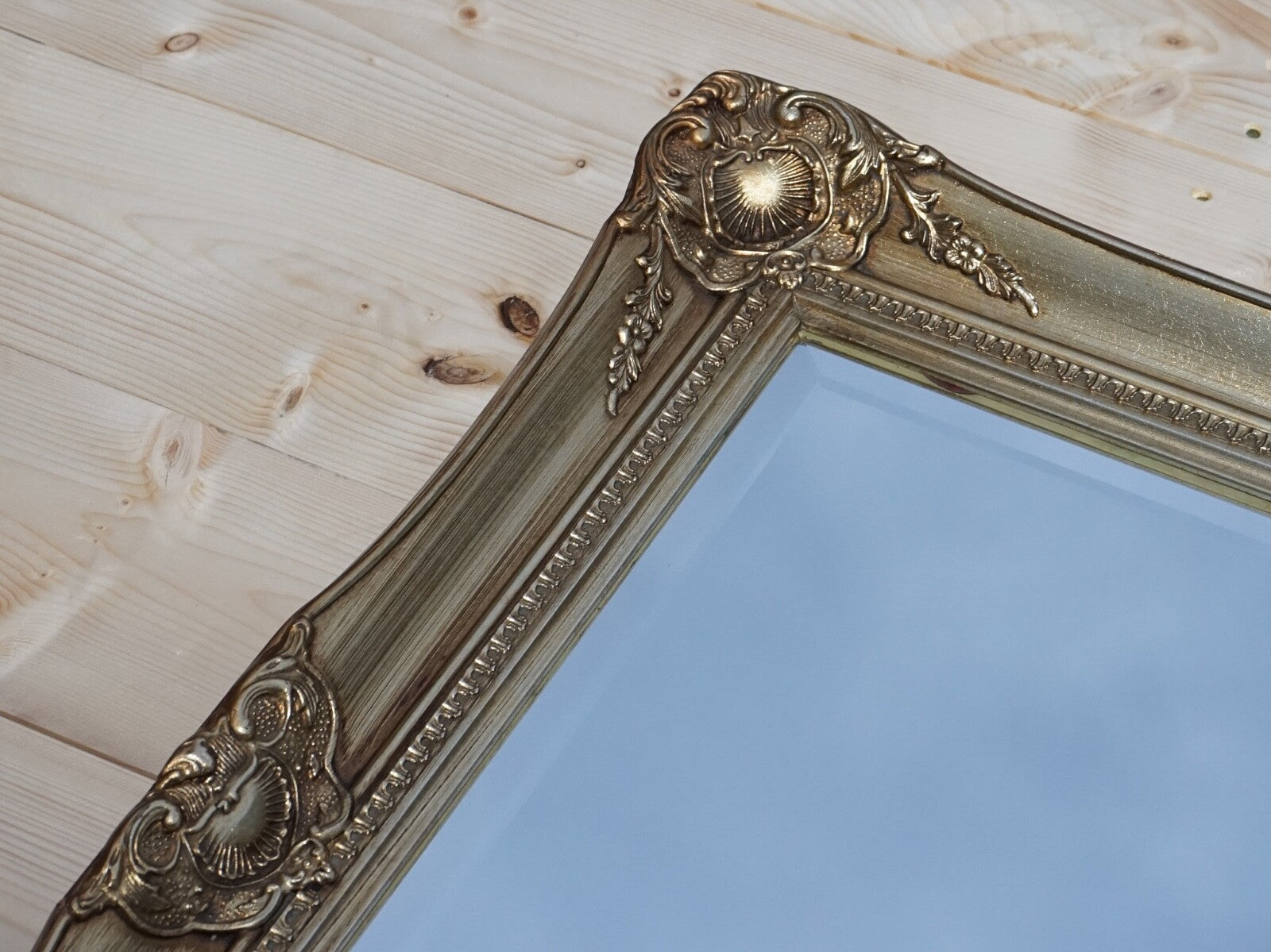 VINTAGE LARGE GOLD ORNATE BEVELLED HANGING WALL MiRROR