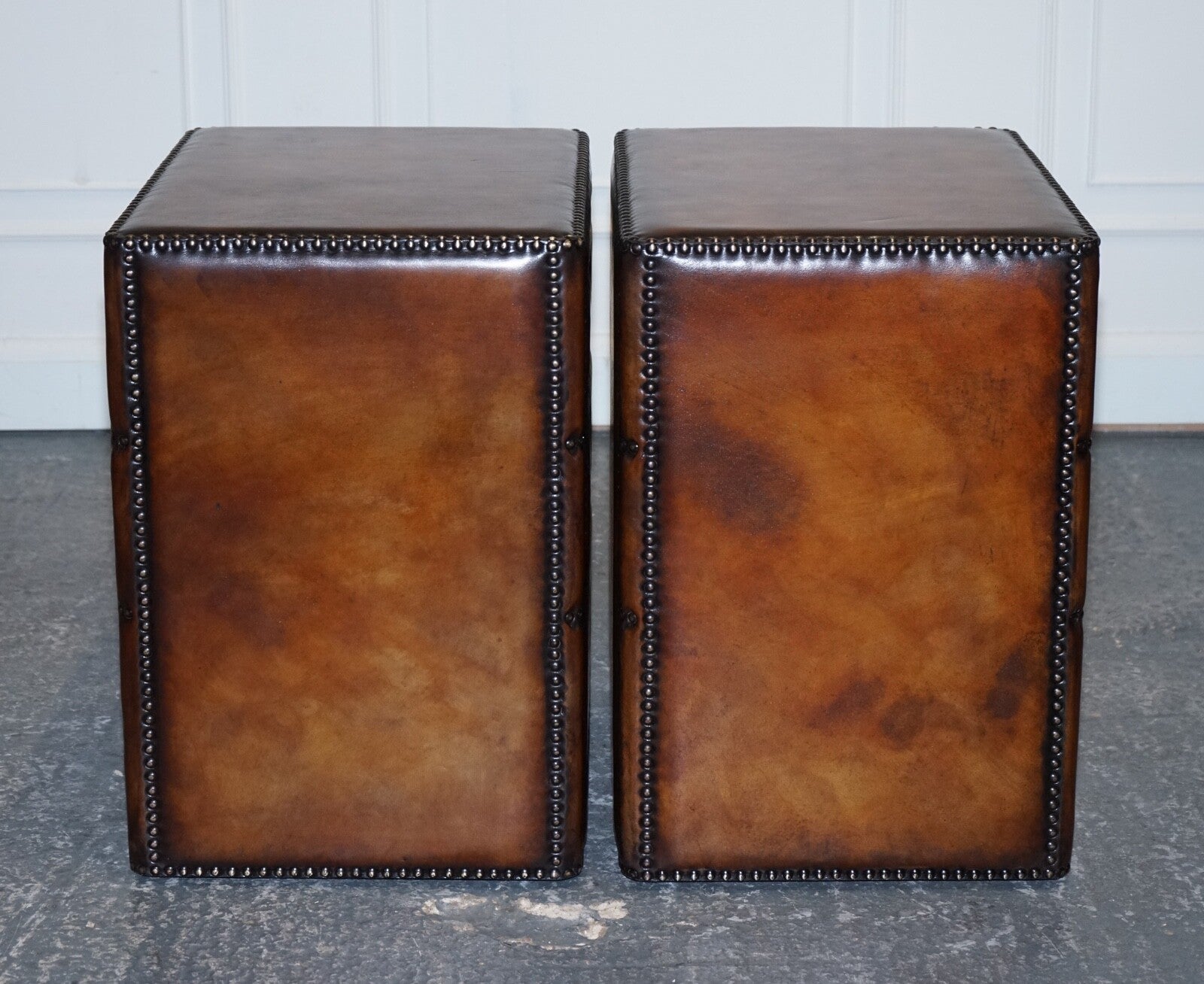 LUXURY PAIR OF RESTORED HAND DYED LEATHER MILITARY CAMPAIGN BEDSIDE NIGHTSTANDS