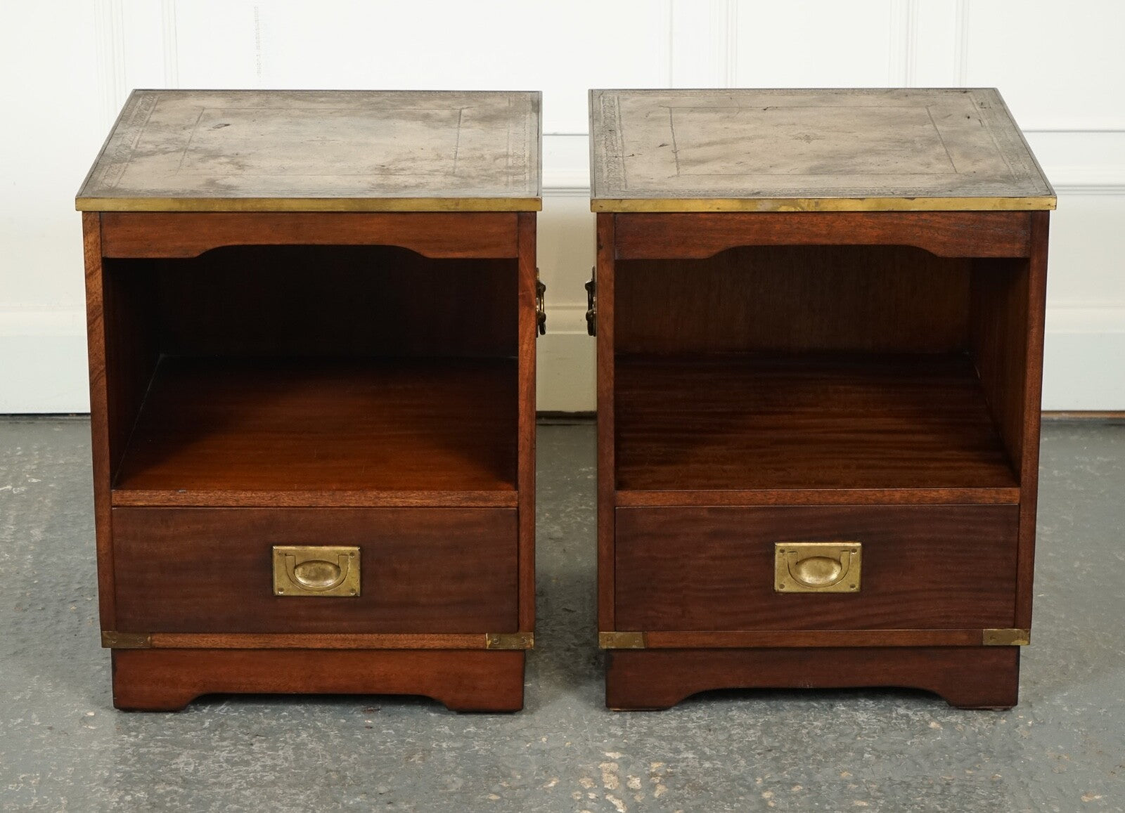 VINTAGE PAIR OF MILITARY CAMPAIGN BEDSIDE TABLES NIGHTSTANDS BROWN LEATHER TOPJ1