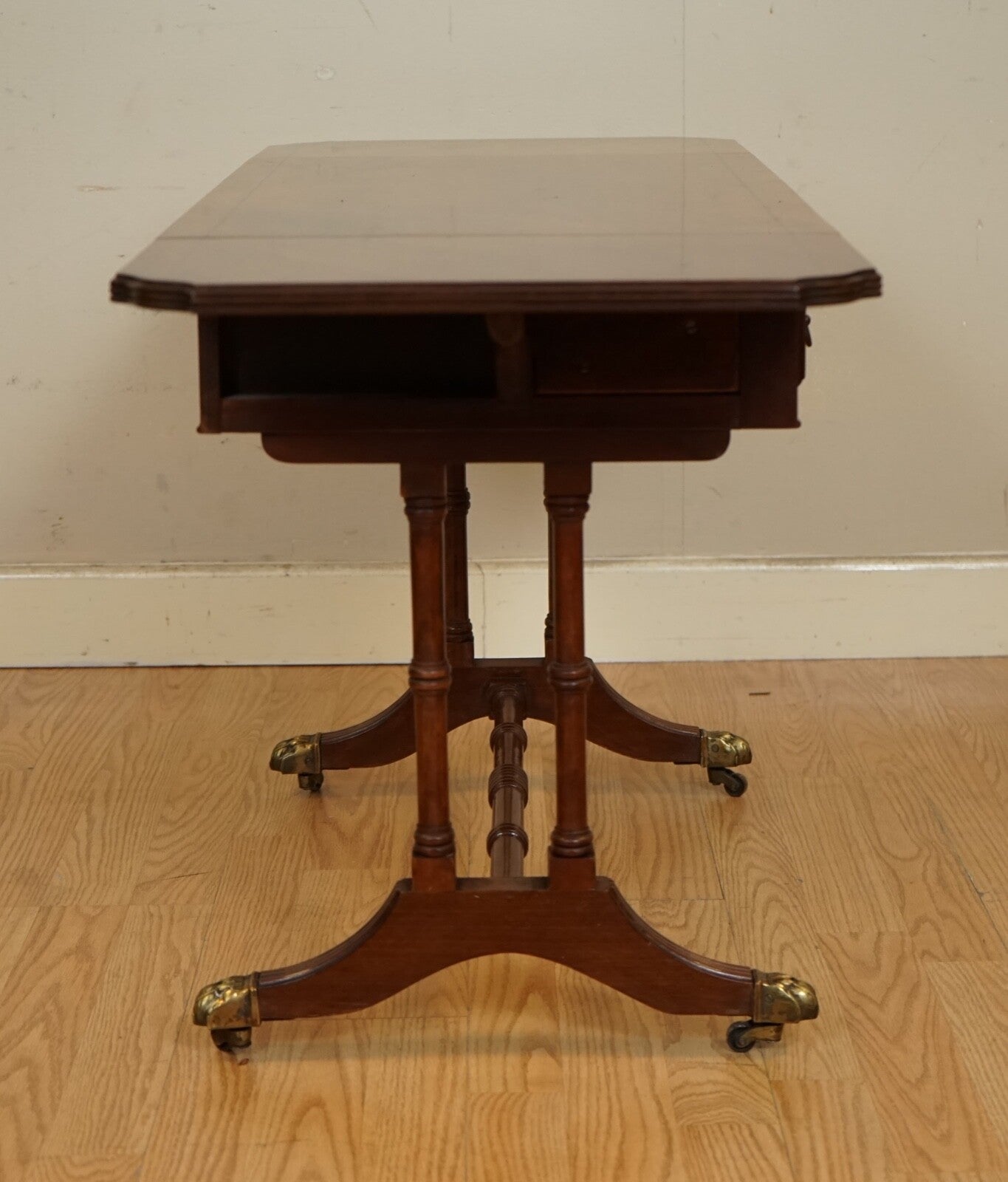 LOVELY VINTAGE FLAMED MAHOGANY EXTENDING DROP LEAF SIDE END TABLE
