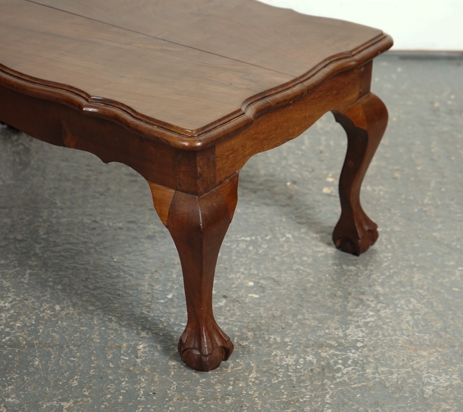 LOVELY HARDWOOD COFFEE TABLE ON CLAW & BALL FEET J1