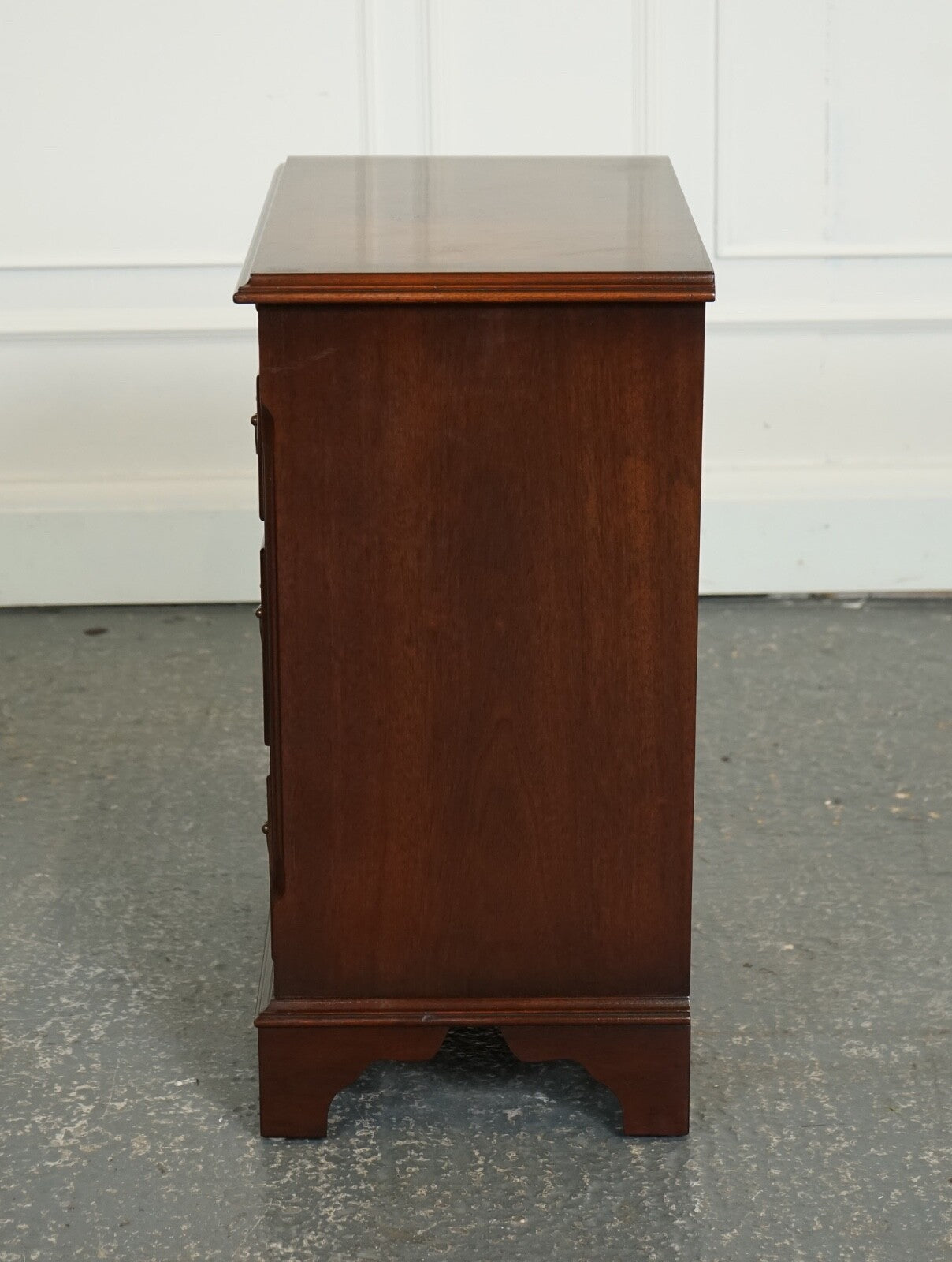 LOVELY GEORGIAN STYLE SMALL CHEST OF DRAWERS SIDE TABLE WITH BUTLER TRAY J1