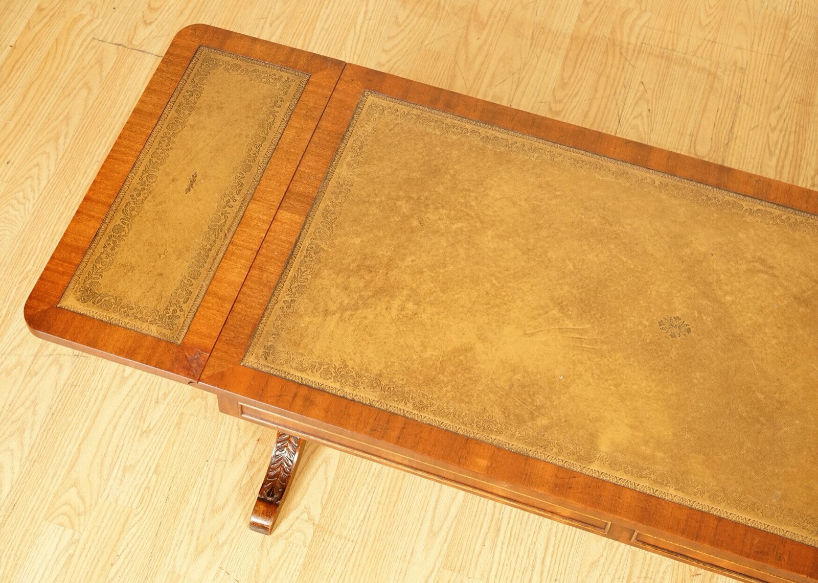 VINTAGE BEVAN FUNNELL EXTENDING MAHOGANY COFFEE TABLE WITH LEATHER TOP