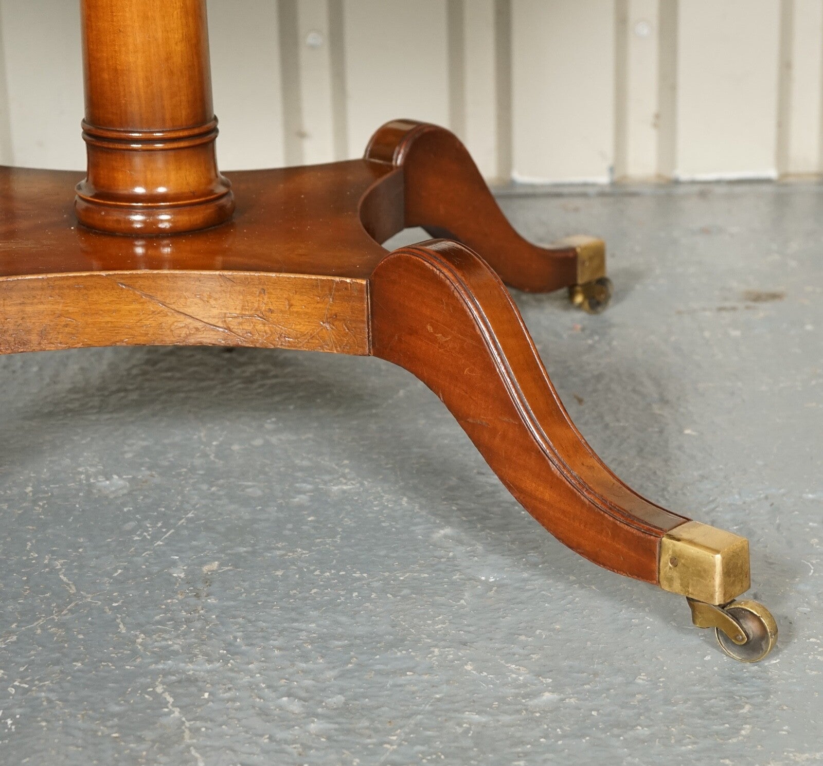 VERY STUNNING CIRCULAR BURR WALNUT DINING TABLE MADE BY BERESFORD & HICKS LONDON