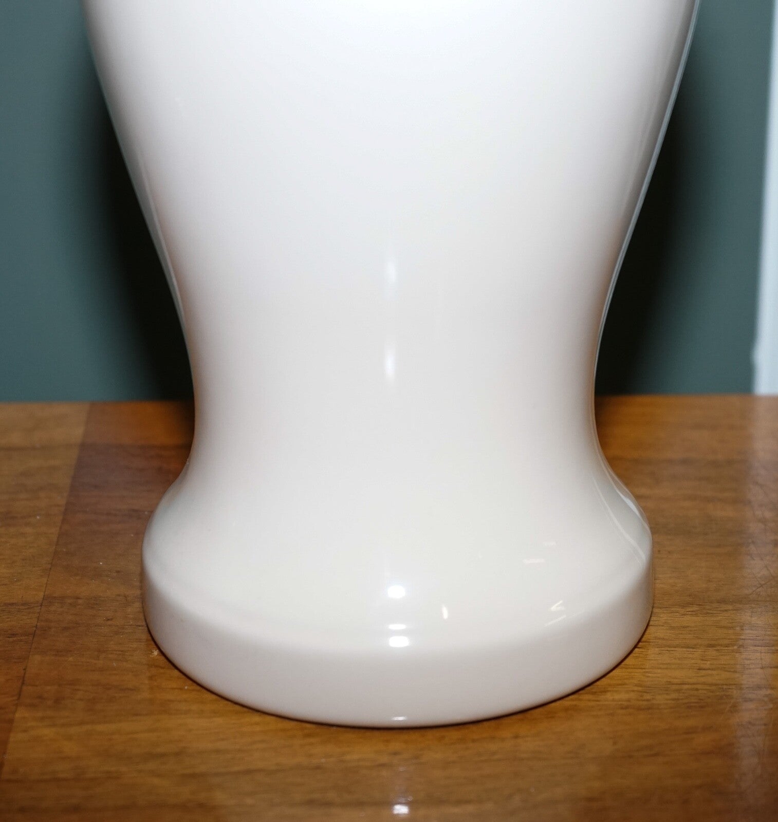 CIRCA 1970s VINTAGE CREAM COLOURED PORCELAIN PAIR OF LAMPS