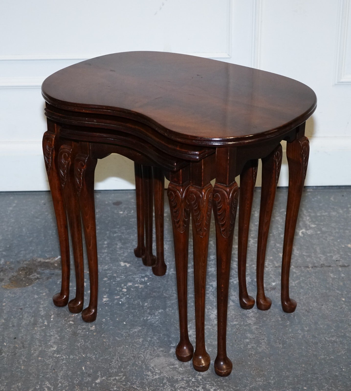 VINTAGE KIDNEY SHAPE FLAMED MAHOGANY NEST OF THREE TABLES QUEEN ANNE LEGS