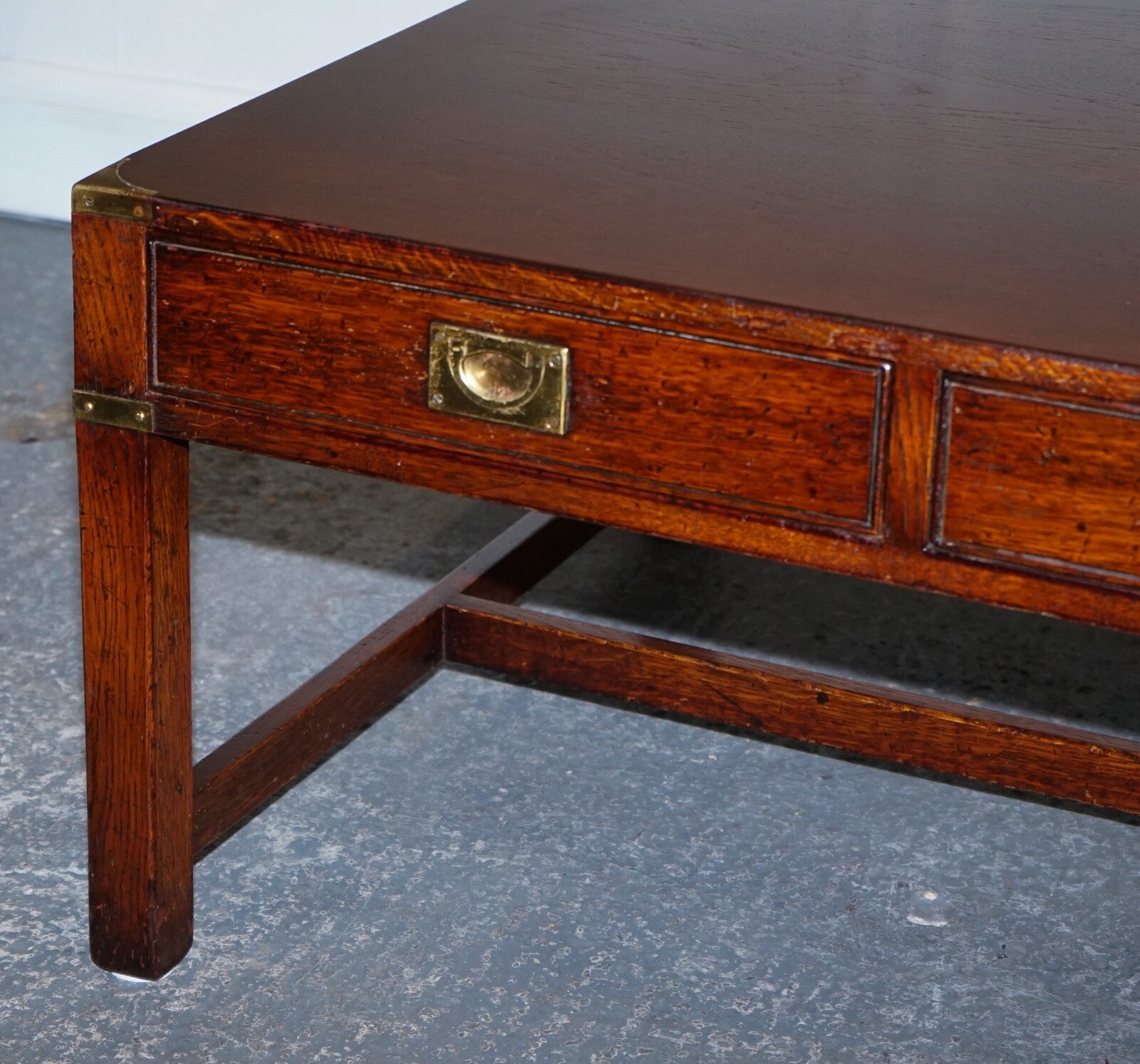 STUNNING MILITARY CAMPAIGN REH KENNEDY COFFEE TABLE WITH THREE DEEP DRAWERS