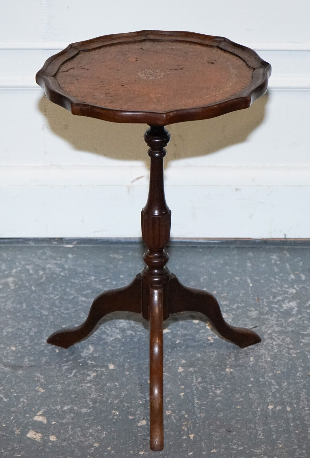 LOVELY VINTAGE BROWN GOLD LEATHER TOP PLANT WINE SIDE STAND ON TRIPOD FEET