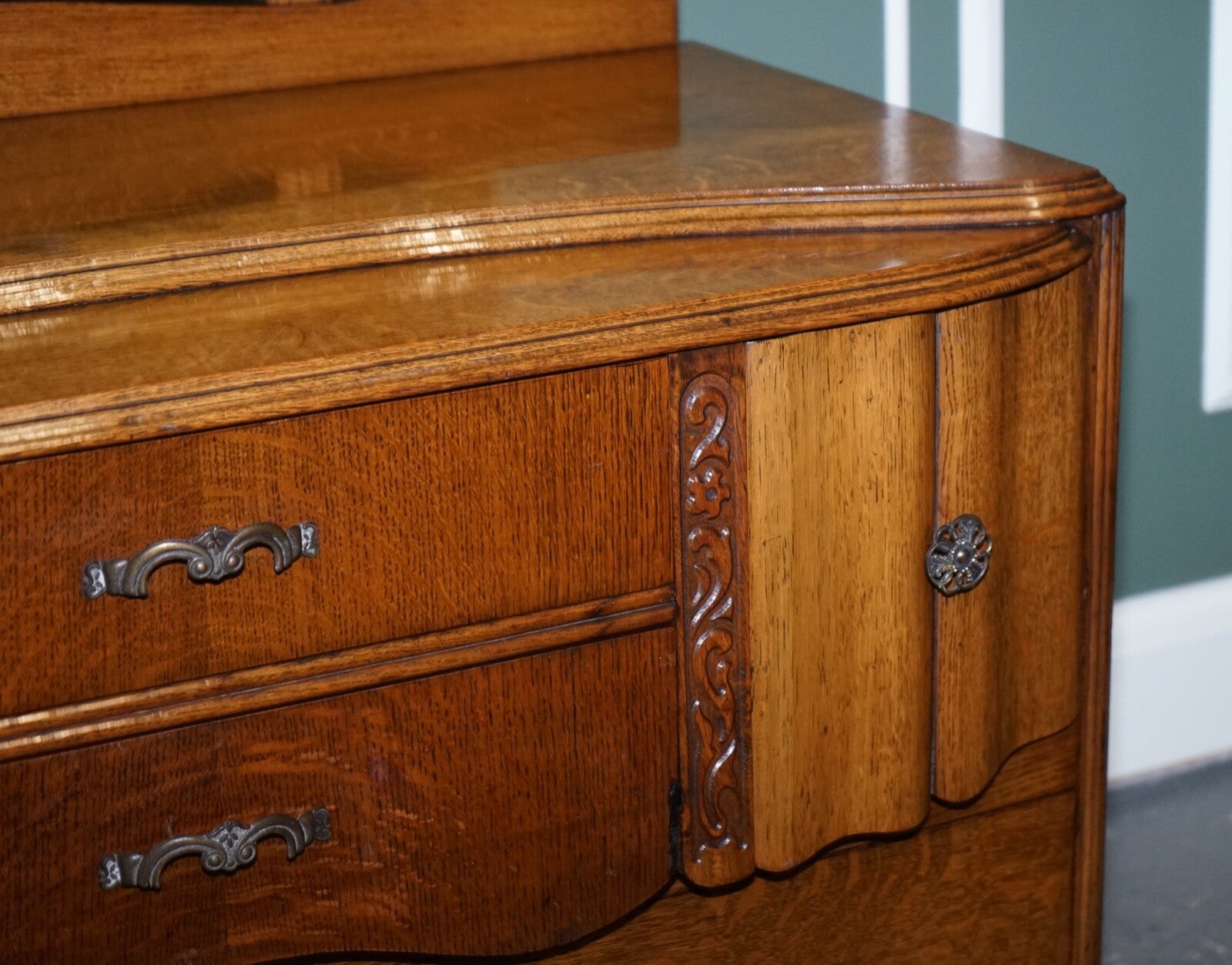 LOVELY VINTAGE ART DECO HAND CARVED OAK DRESSING TABLE WITH MIRROR