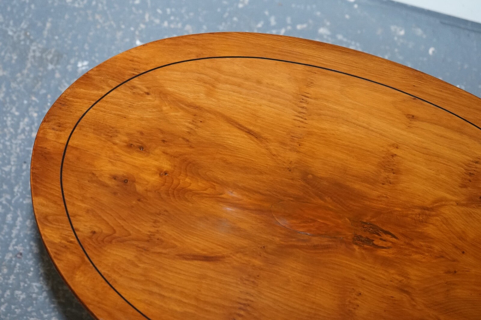 LOVELY VINTAGE OVAL BURR YEW WOOD SIDE TABLE ON TRIPOD LEGS