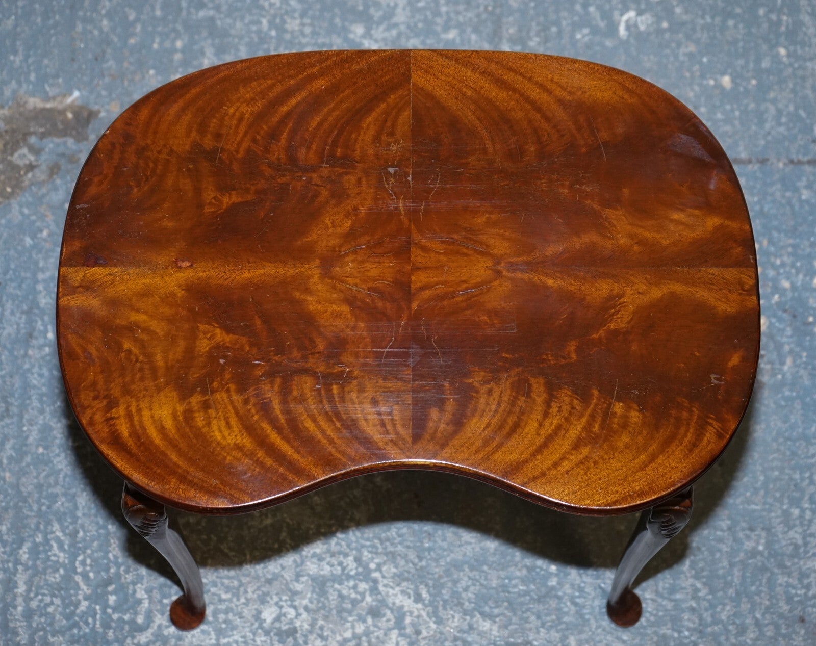 VINTAGE KIDNEY SHAPE FLAMED MAHOGANY NEST OF THREE TABLES QUEEN ANNE LEGS